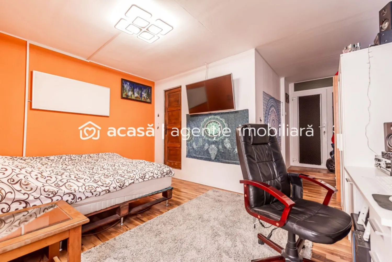 Apartament cu 2 camere în Palatul Bohuș - 0% COMISION - Descoperă un apartament cu adevărat special, situat într-una dintre cele mai valoroase clădiri istorice din Arad – Palatul Bohuş. Construit în 1913, Palatul Bohuş este un reper arhitectural al orașului, apreciat pentru eleganța stilului său și pentru istoria pe care o poartă. Clădirea impresionează prin tavane înalte, spații generoase și detalii autentice care păstrează farmecul epocii, oferind în același timp o atmosferă distinctă, greu de replicat în construcțiile moderne. Apartamentul propus spre vânzare are 2 camere, o suprafață utilă de 84 mp (142 mp construiți), este situat la etajul 1 din 3, beneficiază de două balcoane și orientare nord-vest. Se vinde parțial mobilat, fiind ideal atât pentru locuire, cât și pentru investiție într-un imobil de patrimoniu. Preț: 96.500 € 0% comision pentru cumpărător O proprietate rară, pentru cei care apreciază caracterul, istoria și poziționarea ultracentrală. Pentru detalii și programarea unei vizionări: Jasmina Uglesits - 0740814770 Consultant imobiliar - Agenția ACASĂ Arad Nu dispui de toată suma? Te ajutăm noi gratuit! Îți obținem oferte de la 16 bănci. Ai o proprietate de vânzare în Arad și vrei să știi cât valorează cu adevărat? Sună-mă pentru o evaluare gratuită, fără obligații. Birou: ACASĂ | Agenție imobiliară Arad Bulevardul Decebal 2, Arad 310133