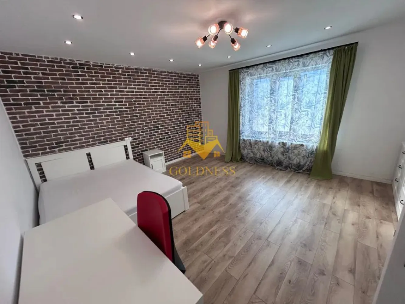 1 camera, Modern, Motilor, UMF, USAMV, Semicentral, Casa de cultura - GOLDNESS Imobiliare vă propune spre închiriere un apartament cu o camera complet mobilat și utilat, la parter, situat în zonă Centrală . Posibilitate de parcare in zona! Se află în apropierea stațiilor de transport în comun, magazine, restaurante, spații verzi, farmacii, etc. Apartamentul este compartimentat astfel: - dormitor cu pat matrimonial, dressing, noptiere - bucatarie complet utilată și mobilată, loc de servit masa - baie cu cabina de dus, calorifer port prosop și dulap pentru depozitare. Imobilul este dotat cu toate cele necesare- centrală proprie, frigider,plita, hotă, mașină de spălat haine, etc. Dacă sunteți interesați de acest apartament și doriți să îl vizionați, dar și pentru alte oferte nu ezitați să ne contactați telefonic sau prin e-mail. Vă stăm la dispoziție! Pentru intermediere se percepe un comision de 50% din prețul chiriei! }}