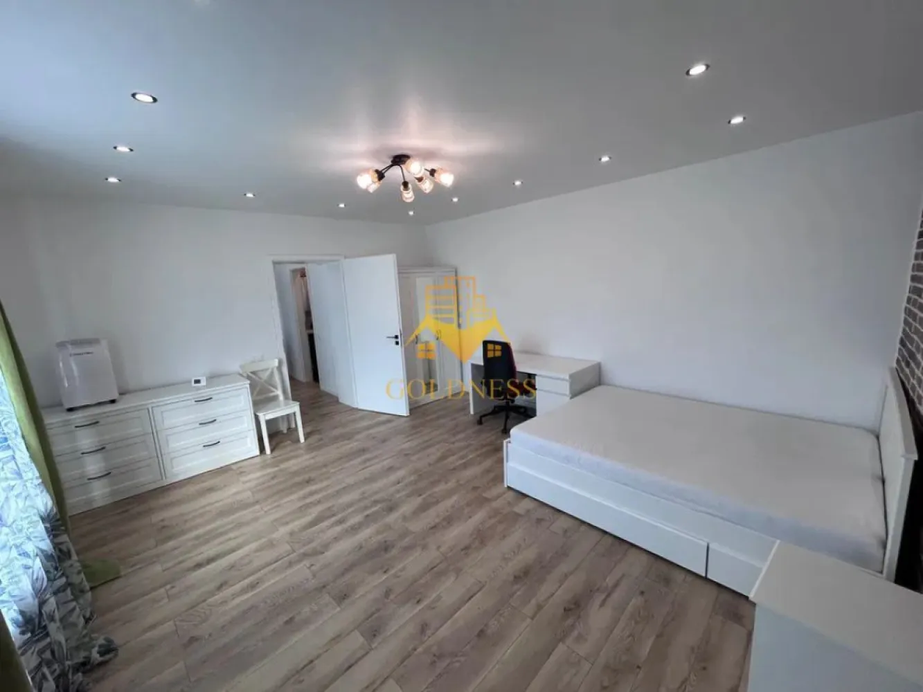 1 camera, Modern, Motilor, UMF, USAMV, Semicentral, Casa de cultura - GOLDNESS Imobiliare vă propune spre închiriere un apartament cu o camera complet mobilat și utilat, la parter, situat în zonă Centrală . Posibilitate de parcare in zona! Se află în apropierea stațiilor de transport în comun, magazine, restaurante, spații verzi, farmacii, etc. Apartamentul este compartimentat astfel: - dormitor cu pat matrimonial, dressing, noptiere - bucatarie complet utilată și mobilată, loc de servit masa - baie cu cabina de dus, calorifer port prosop și dulap pentru depozitare. Imobilul este dotat cu toate cele necesare- centrală proprie, frigider,plita, hotă, mașină de spălat haine, etc. Dacă sunteți interesați de acest apartament și doriți să îl vizionați, dar și pentru alte oferte nu ezitați să ne contactați telefonic sau prin e-mail. Vă stăm la dispoziție! Pentru intermediere se percepe un comision de 50% din prețul chiriei! }}