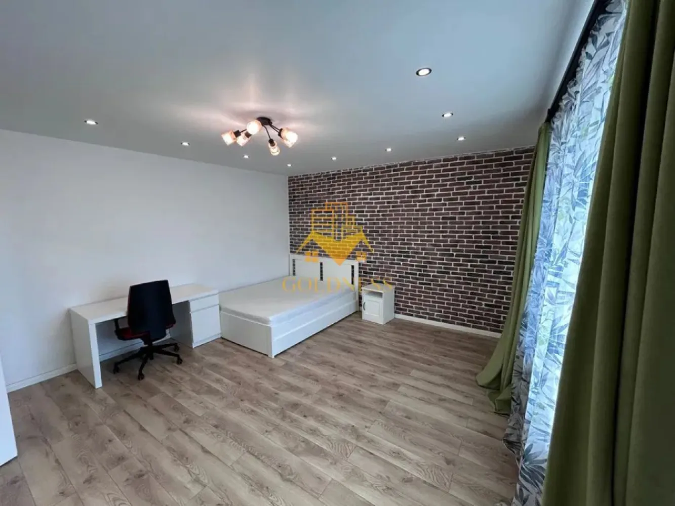 1 camera, Modern, Motilor, UMF, USAMV, Semicentral, Casa de cultura - GOLDNESS Imobiliare vă propune spre închiriere un apartament cu o camera complet mobilat și utilat, la parter, situat în zonă Centrală . Posibilitate de parcare in zona! Se află în apropierea stațiilor de transport în comun, magazine, restaurante, spații verzi, farmacii, etc. Apartamentul este compartimentat astfel: - dormitor cu pat matrimonial, dressing, noptiere - bucatarie complet utilată și mobilată, loc de servit masa - baie cu cabina de dus, calorifer port prosop și dulap pentru depozitare. Imobilul este dotat cu toate cele necesare- centrală proprie, frigider,plita, hotă, mașină de spălat haine, etc. Dacă sunteți interesați de acest apartament și doriți să îl vizionați, dar și pentru alte oferte nu ezitați să ne contactați telefonic sau prin e-mail. Vă stăm la dispoziție! Pentru intermediere se percepe un comision de 50% din prețul chiriei! }}