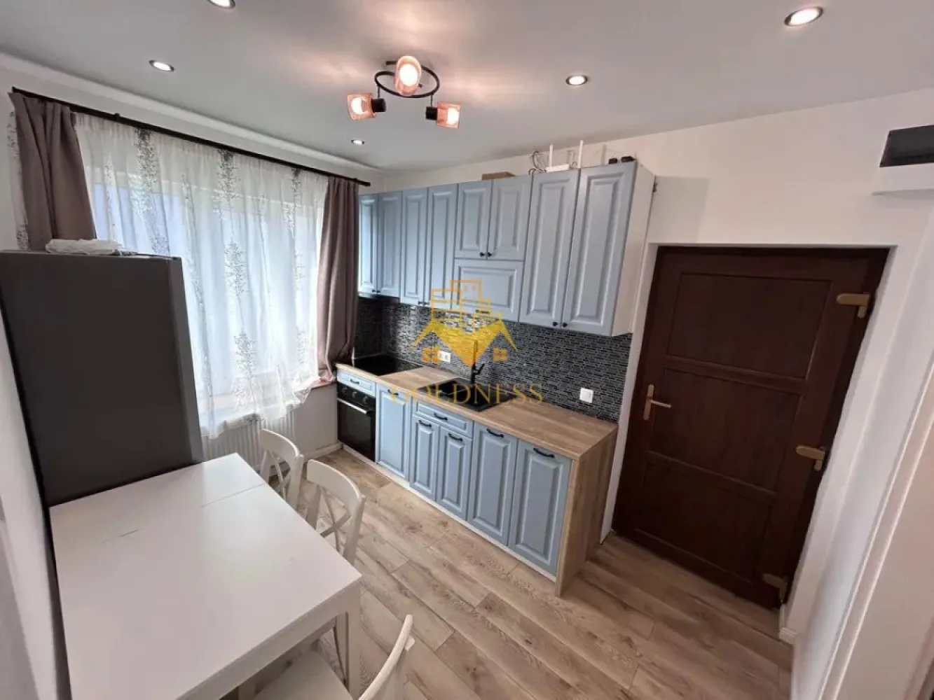 1 camera, Modern, Motilor, UMF, USAMV, Semicentral, Casa de cultura - GOLDNESS Imobiliare vă propune spre închiriere un apartament cu o camera complet mobilat și utilat, la parter, situat în zonă Centrală . Posibilitate de parcare in zona! Se află în apropierea stațiilor de transport în comun, magazine, restaurante, spații verzi, farmacii, etc. Apartamentul este compartimentat astfel: - dormitor cu pat matrimonial, dressing, noptiere - bucatarie complet utilată și mobilată, loc de servit masa - baie cu cabina de dus, calorifer port prosop și dulap pentru depozitare. Imobilul este dotat cu toate cele necesare- centrală proprie, frigider,plita, hotă, mașină de spălat haine, etc. Dacă sunteți interesați de acest apartament și doriți să îl vizionați, dar și pentru alte oferte nu ezitați să ne contactați telefonic sau prin e-mail. Vă stăm la dispoziție! Pentru intermediere se percepe un comision de 50% din prețul chiriei! }}