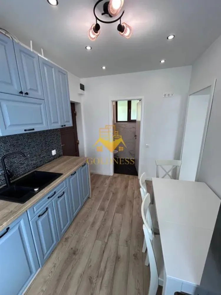 1 camera, Modern, Motilor, UMF, USAMV, Semicentral, Casa de cultura - GOLDNESS Imobiliare vă propune spre închiriere un apartament cu o camera complet mobilat și utilat, la parter, situat în zonă Centrală . Posibilitate de parcare in zona! Se află în apropierea stațiilor de transport în comun, magazine, restaurante, spații verzi, farmacii, etc. Apartamentul este compartimentat astfel: - dormitor cu pat matrimonial, dressing, noptiere - bucatarie complet utilată și mobilată, loc de servit masa - baie cu cabina de dus, calorifer port prosop și dulap pentru depozitare. Imobilul este dotat cu toate cele necesare- centrală proprie, frigider,plita, hotă, mașină de spălat haine, etc. Dacă sunteți interesați de acest apartament și doriți să îl vizionați, dar și pentru alte oferte nu ezitați să ne contactați telefonic sau prin e-mail. Vă stăm la dispoziție! Pentru intermediere se percepe un comision de 50% din prețul chiriei! }}
