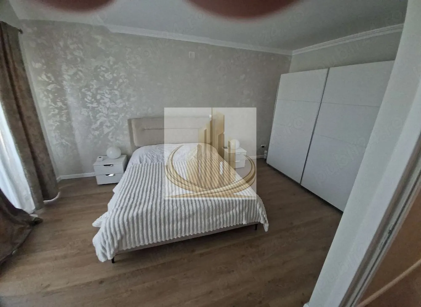 Casă Individuală | 200 mp utili | Garaj | Curte Mare | Dumbrăvița - Grand Mobilis Imobiliare vă propune spre închiriere o vilă individuală, spațioasă și primitoare, situată în Dumbrăvița, într-o zonă liniștită, dar foarte bine conectată cu orașul. Această proprietate este alegerea ideală pentru o familie care își dorește spațiu generos, confort și intimitate, într-un cadru liniștit, dar aproape de toate facilitățile urbane. 📐 Detalii proprietate: Suprafață utilă: 200 mp Regim de înălțime: Parter + Etaj Casă individuală Garaj cu acces direct în casă Curte generoasă + terasă 🏡 Compartimentare: Parter: Living spațios cu zonă de dining – perfect pentru momentele petrecute în familie Bucătărie separată Baie de serviciu Cameră tehnică Garaj (acces direct în locuință) Etaj: 3 dormitoare luminoase Dormitor matrimonial cu baie proprie Baie principală cu cadă 2 balcoane 🏢 Dotări și beneficii: Locuință complet mobilată și utilată Electrocasnice incluse Spații generoase, ideale pentru viața de familie Confort ridicat pentru locuire pe termen lung Pet friendly – perfect pentru familiile cu animale de companie 🐾 📍 Locație: Zonă liniștită și sigură, ideală pentru familii În apropiere: magazine, școli, grădinițe, parcuri Restaurante și cafenele în zonă Acces facil către principalele artere ale orașului și alte puncte de interes 💼 Recomandare: ✔️ Ideală pentru o familie, datorită spațiului, compartimentării și curții generoase ✔️ Potrivită pentru cei care caută confort, liniște și acces rapid către oraș 📞 Pentru mai multe informații și programarea unei vizionări, echipa Grand Mobilis Imobiliare vă stă la dispoziție! ID Intern: CP3052467 }}