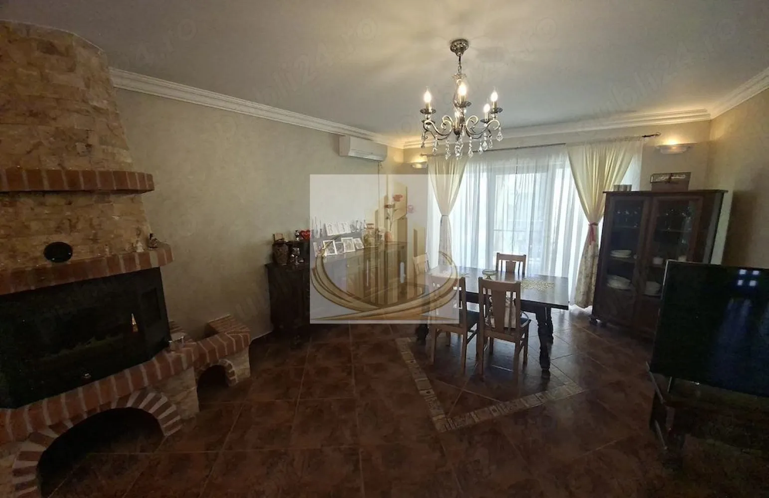 Casă Individuală | 200 mp utili | Garaj | Curte Mare | Dumbrăvița - Grand Mobilis Imobiliare vă propune spre închiriere o vilă individuală, spațioasă și primitoare, situată în Dumbrăvița, într-o zonă liniștită, dar foarte bine conectată cu orașul. Această proprietate este alegerea ideală pentru o familie care își dorește spațiu generos, confort și intimitate, într-un cadru liniștit, dar aproape de toate facilitățile urbane. 📐 Detalii proprietate: Suprafață utilă: 200 mp Regim de înălțime: Parter + Etaj Casă individuală Garaj cu acces direct în casă Curte generoasă + terasă 🏡 Compartimentare: Parter: Living spațios cu zonă de dining – perfect pentru momentele petrecute în familie Bucătărie separată Baie de serviciu Cameră tehnică Garaj (acces direct în locuință) Etaj: 3 dormitoare luminoase Dormitor matrimonial cu baie proprie Baie principală cu cadă 2 balcoane 🏢 Dotări și beneficii: Locuință complet mobilată și utilată Electrocasnice incluse Spații generoase, ideale pentru viața de familie Confort ridicat pentru locuire pe termen lung Pet friendly – perfect pentru familiile cu animale de companie 🐾 📍 Locație: Zonă liniștită și sigură, ideală pentru familii În apropiere: magazine, școli, grădinițe, parcuri Restaurante și cafenele în zonă Acces facil către principalele artere ale orașului și alte puncte de interes 💼 Recomandare: ✔️ Ideală pentru o familie, datorită spațiului, compartimentării și curții generoase ✔️ Potrivită pentru cei care caută confort, liniște și acces rapid către oraș 📞 Pentru mai multe informații și programarea unei vizionări, echipa Grand Mobilis Imobiliare vă stă la dispoziție! ID Intern: CP3052467 }}