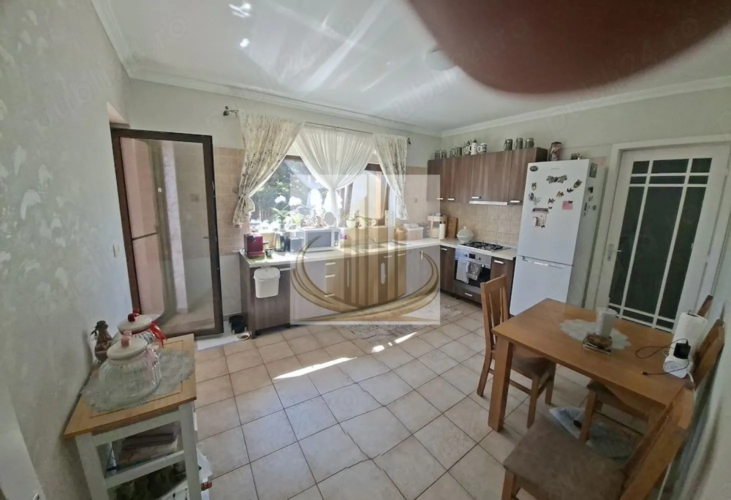 Casă Individuală | 200 mp utili | Garaj | Curte Mare | Dumbrăvița - Grand Mobilis Imobiliare vă propune spre închiriere o vilă individuală, spațioasă și primitoare, situată în Dumbrăvița, într-o zonă liniștită, dar foarte bine conectată cu orașul. Această proprietate este alegerea ideală pentru o familie care își dorește spațiu generos, confort și intimitate, într-un cadru liniștit, dar aproape de toate facilitățile urbane. 📐 Detalii proprietate: Suprafață utilă: 200 mp Regim de înălțime: Parter + Etaj Casă individuală Garaj cu acces direct în casă Curte generoasă + terasă 🏡 Compartimentare: Parter: Living spațios cu zonă de dining – perfect pentru momentele petrecute în familie Bucătărie separată Baie de serviciu Cameră tehnică Garaj (acces direct în locuință) Etaj: 3 dormitoare luminoase Dormitor matrimonial cu baie proprie Baie principală cu cadă 2 balcoane 🏢 Dotări și beneficii: Locuință complet mobilată și utilată Electrocasnice incluse Spații generoase, ideale pentru viața de familie Confort ridicat pentru locuire pe termen lung Pet friendly – perfect pentru familiile cu animale de companie 🐾 📍 Locație: Zonă liniștită și sigură, ideală pentru familii În apropiere: magazine, școli, grădinițe, parcuri Restaurante și cafenele în zonă Acces facil către principalele artere ale orașului și alte puncte de interes 💼 Recomandare: ✔️ Ideală pentru o familie, datorită spațiului, compartimentării și curții generoase ✔️ Potrivită pentru cei care caută confort, liniște și acces rapid către oraș 📞 Pentru mai multe informații și programarea unei vizionări, echipa Grand Mobilis Imobiliare vă stă la dispoziție! ID Intern: CP3052467 }}