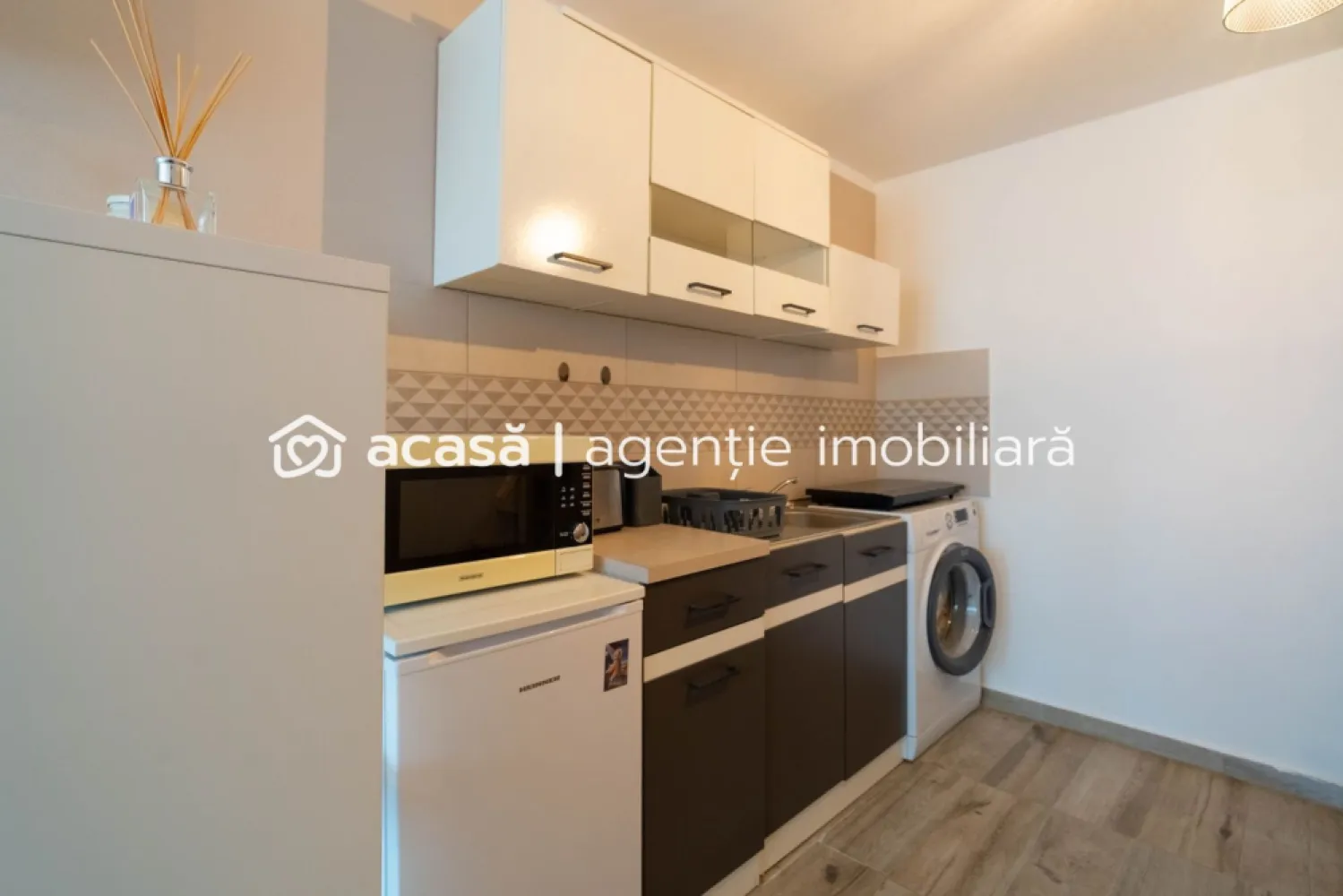 Proprietate in zona centrala! - Proprietatea ideală pentru investitie: complet mobilată și utilată, situată în zonă centrală, cu potențial foarte bun de închiriere. 📍 Localizare: zonă centrală – acces rapid către puncte de interes, transport, magazine și servicii 📐 Suprafață construită: 29 mp (conform CF) 🏠 Compartimentare inteligentă pe verticală 🔥aer condiționat dublu split (încălzire/răcire) Parter: living cu bucătărie open-space + baie Etaj: spațiu amenajat ca dormitor (înălțime 1,60 m) – ideal pentru maximizarea spațiului 🛋️ Se vinde complet mobilată și utilată – gata pentru închiriere imediată, fără investiții suplimentare. 💰 Avantaj investițional Preț: 38.500 € Chirie estimată: ~250 €/lună Randament brut estimat: ~7,8% anual Proprietatea este perfectă pentru: ✔ închiriere pe termen lung (tineri, studenți, persoane singure) ✔ investiție cu buget redus și recuperare rapidă 📞 Contactează-mă acum: Andreea Szuchanszki 0742 267 773 Birou: ACASĂ | Agenție imobiliară Arad Bulevardul Decebal 2, Arad 310133