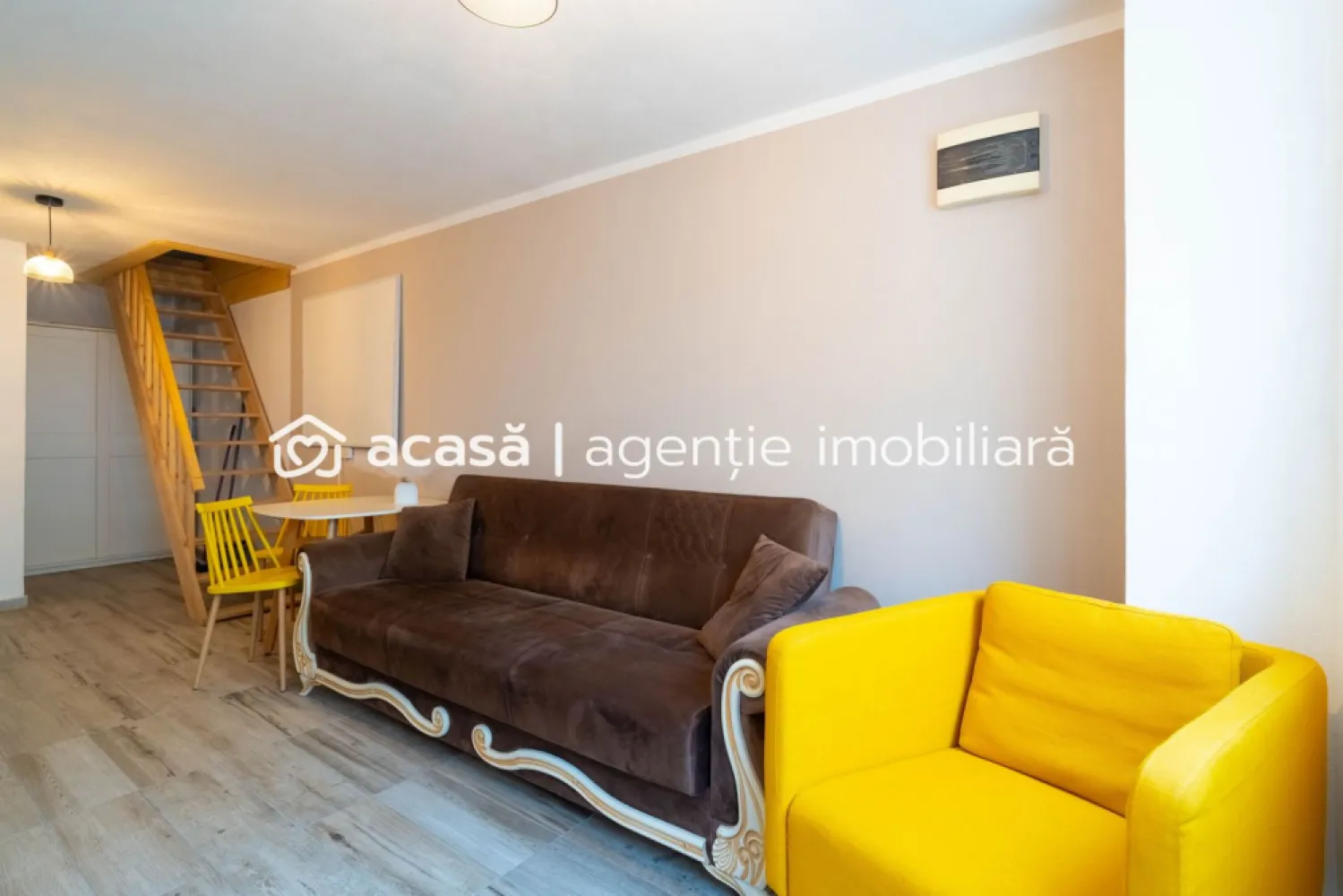 Proprietate in zona centrala! - Proprietatea ideală pentru investitie: complet mobilată și utilată, situată în zonă centrală, cu potențial foarte bun de închiriere. 📍 Localizare: zonă centrală – acces rapid către puncte de interes, transport, magazine și servicii 📐 Suprafață construită: 29 mp (conform CF) 🏠 Compartimentare inteligentă pe verticală 🔥aer condiționat dublu split (încălzire/răcire) Parter: living cu bucătărie open-space + baie Etaj: spațiu amenajat ca dormitor (înălțime 1,60 m) – ideal pentru maximizarea spațiului 🛋️ Se vinde complet mobilată și utilată – gata pentru închiriere imediată, fără investiții suplimentare. 💰 Avantaj investițional Preț: 38.500 € Chirie estimată: ~250 €/lună Randament brut estimat: ~7,8% anual Proprietatea este perfectă pentru: ✔ închiriere pe termen lung (tineri, studenți, persoane singure) ✔ investiție cu buget redus și recuperare rapidă 📞 Contactează-mă acum: Andreea Szuchanszki 0742 267 773 Birou: ACASĂ | Agenție imobiliară Arad Bulevardul Decebal 2, Arad 310133