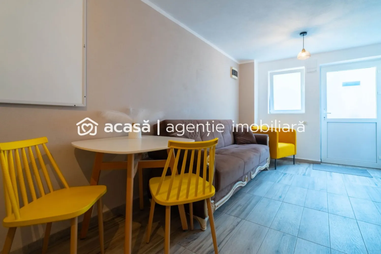Proprietate in zona centrala! - Proprietatea ideală pentru investitie: complet mobilată și utilată, situată în zonă centrală, cu potențial foarte bun de închiriere. 📍 Localizare: zonă centrală – acces rapid către puncte de interes, transport, magazine și servicii 📐 Suprafață construită: 29 mp (conform CF) 🏠 Compartimentare inteligentă pe verticală 🔥aer condiționat dublu split (încălzire/răcire) Parter: living cu bucătărie open-space + baie Etaj: spațiu amenajat ca dormitor (înălțime 1,60 m) – ideal pentru maximizarea spațiului 🛋️ Se vinde complet mobilată și utilată – gata pentru închiriere imediată, fără investiții suplimentare. 💰 Avantaj investițional Preț: 38.500 € Chirie estimată: ~250 €/lună Randament brut estimat: ~7,8% anual Proprietatea este perfectă pentru: ✔ închiriere pe termen lung (tineri, studenți, persoane singure) ✔ investiție cu buget redus și recuperare rapidă 📞 Contactează-mă acum: Andreea Szuchanszki 0742 267 773 Birou: ACASĂ | Agenție imobiliară Arad Bulevardul Decebal 2, Arad 310133