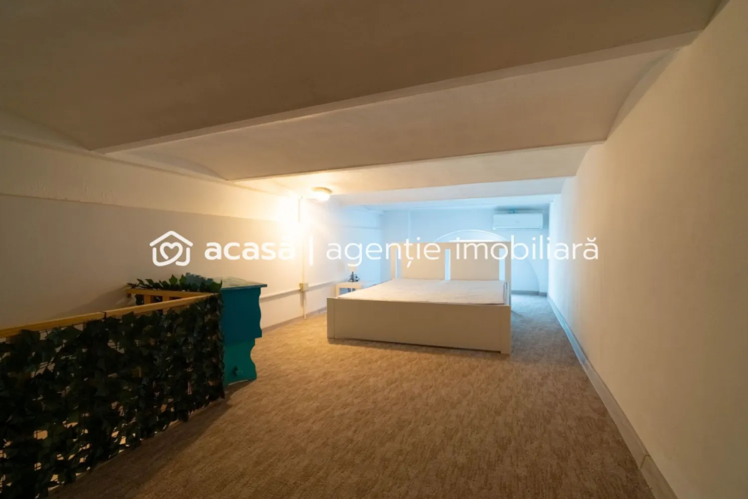 Proprietate in zona centrala! - Proprietatea ideală pentru investitie: complet mobilată și utilată, situată în zonă centrală, cu potențial foarte bun de închiriere. 📍 Localizare: zonă centrală – acces rapid către puncte de interes, transport, magazine și servicii 📐 Suprafață construită: 29 mp (conform CF) 🏠 Compartimentare inteligentă pe verticală 🔥aer condiționat dublu split (încălzire/răcire) Parter: living cu bucătărie open-space + baie Etaj: spațiu amenajat ca dormitor (înălțime 1,60 m) – ideal pentru maximizarea spațiului 🛋️ Se vinde complet mobilată și utilată – gata pentru închiriere imediată, fără investiții suplimentare. 💰 Avantaj investițional Preț: 38.500 € Chirie estimată: ~250 €/lună Randament brut estimat: ~7,8% anual Proprietatea este perfectă pentru: ✔ închiriere pe termen lung (tineri, studenți, persoane singure) ✔ investiție cu buget redus și recuperare rapidă 📞 Contactează-mă acum: Andreea Szuchanszki 0742 267 773 Birou: ACASĂ | Agenție imobiliară Arad Bulevardul Decebal 2, Arad 310133