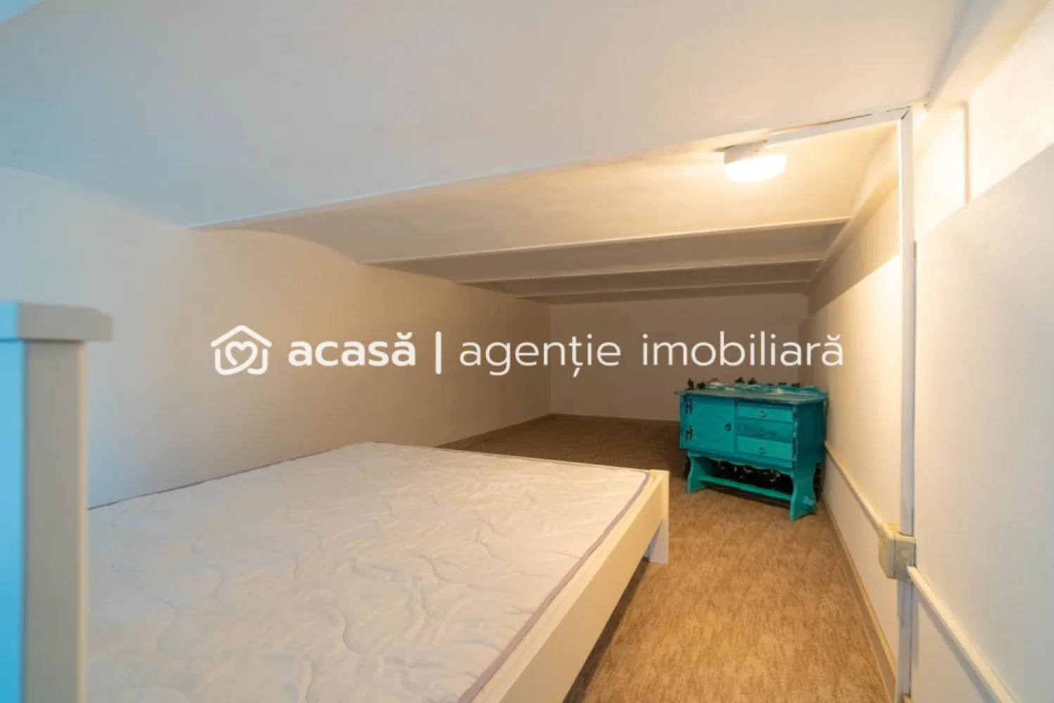Proprietate in zona centrala! - Proprietatea ideală pentru investitie: complet mobilată și utilată, situată în zonă centrală, cu potențial foarte bun de închiriere. 📍 Localizare: zonă centrală – acces rapid către puncte de interes, transport, magazine și servicii 📐 Suprafață construită: 29 mp (conform CF) 🏠 Compartimentare inteligentă pe verticală 🔥aer condiționat dublu split (încălzire/răcire) Parter: living cu bucătărie open-space + baie Etaj: spațiu amenajat ca dormitor (înălțime 1,60 m) – ideal pentru maximizarea spațiului 🛋️ Se vinde complet mobilată și utilată – gata pentru închiriere imediată, fără investiții suplimentare. 💰 Avantaj investițional Preț: 38.500 € Chirie estimată: ~250 €/lună Randament brut estimat: ~7,8% anual Proprietatea este perfectă pentru: ✔ închiriere pe termen lung (tineri, studenți, persoane singure) ✔ investiție cu buget redus și recuperare rapidă 📞 Contactează-mă acum: Andreea Szuchanszki 0742 267 773 Birou: ACASĂ | Agenție imobiliară Arad Bulevardul Decebal 2, Arad 310133