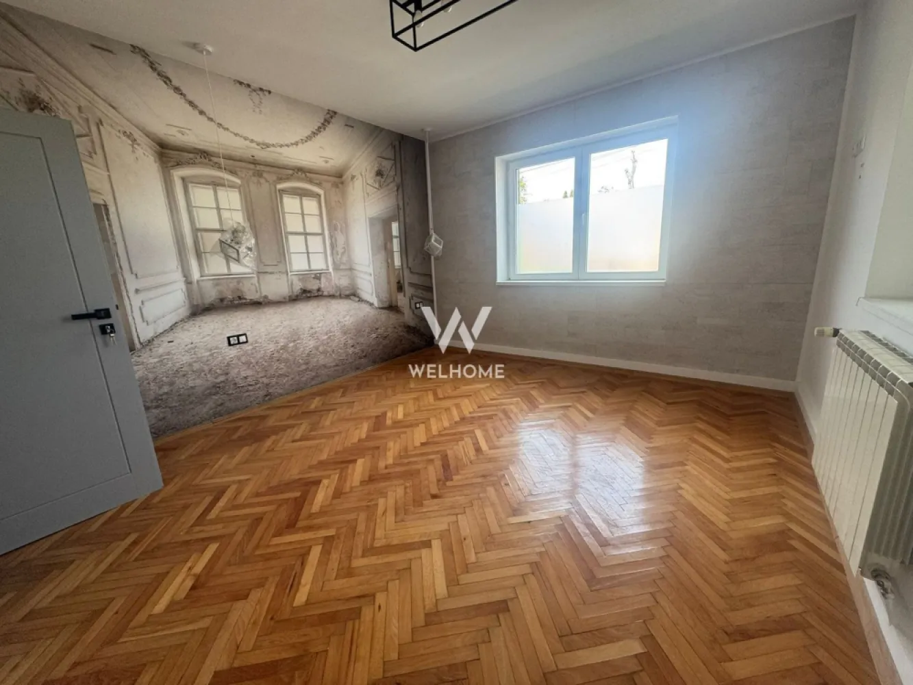 Casa de inchiriat, Sibiu - Va oferim spre inchiriere o casa complet renovata, nemobilata, situata in zona Cedonia, Sibiu.
Este pretabila atat pentru locuit cat si pentru diverse activitati (birouri, cabinete medicale, afterschool, etc.)

Compartimentare:
Hol, camera tehnica,3 bai, 5 camere spatioase
Are toate utilitatile, plus panouri fotovoltaice.

Disponibila imediat
 Pret: 1000 euro/ luna + garantie
Comision agentie: 50% din contravaloarea unei chirii

Detalii si vizionari: 0752.088.381- Roxana