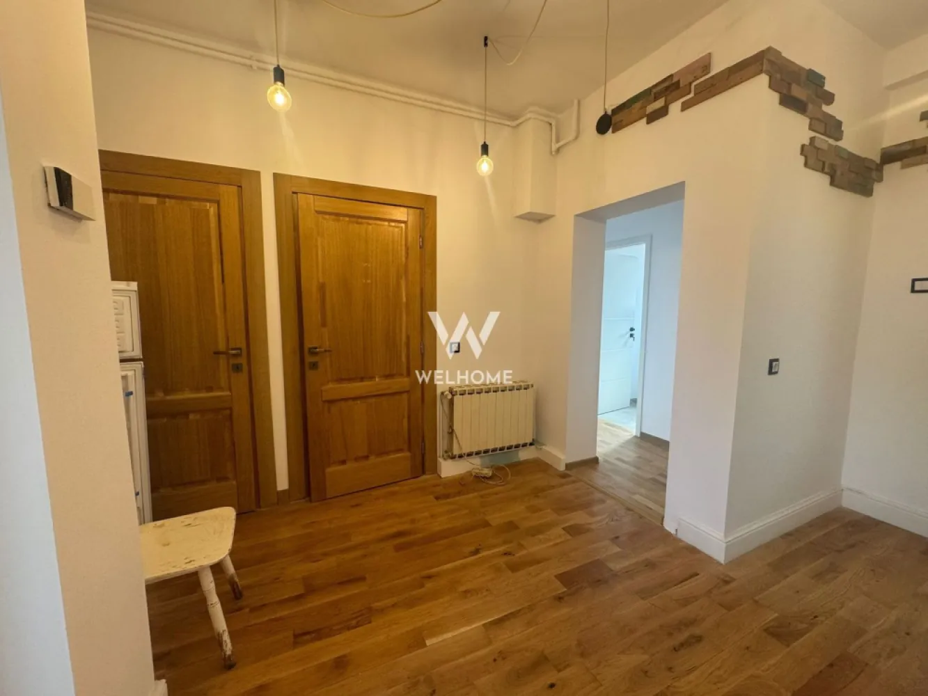 Casa de inchiriat, Sibiu - Va oferim spre inchiriere o casa complet renovata, nemobilata, situata in zona Cedonia, Sibiu.
Este pretabila atat pentru locuit cat si pentru diverse activitati (birouri, cabinete medicale, afterschool, etc.)

Compartimentare:
Hol, camera tehnica,3 bai, 5 camere spatioase
Are toate utilitatile, plus panouri fotovoltaice.

Disponibila imediat
 Pret: 1000 euro/ luna + garantie
Comision agentie: 50% din contravaloarea unei chirii

Detalii si vizionari: 0752.088.381- Roxana
