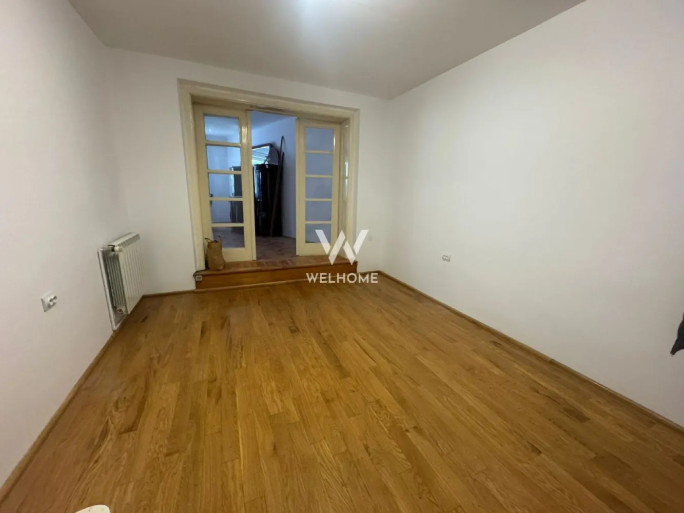Casa de inchiriat, Sibiu - Va oferim spre inchiriere o casa complet renovata, nemobilata, situata in zona Cedonia, Sibiu.
Este pretabila atat pentru locuit cat si pentru diverse activitati (birouri, cabinete medicale, afterschool, etc.)

Compartimentare:
Hol, camera tehnica,3 bai, 5 camere spatioase
Are toate utilitatile, plus panouri fotovoltaice.

Disponibila imediat
 Pret: 1000 euro/ luna + garantie
Comision agentie: 50% din contravaloarea unei chirii

Detalii si vizionari: 0752.088.381- Roxana