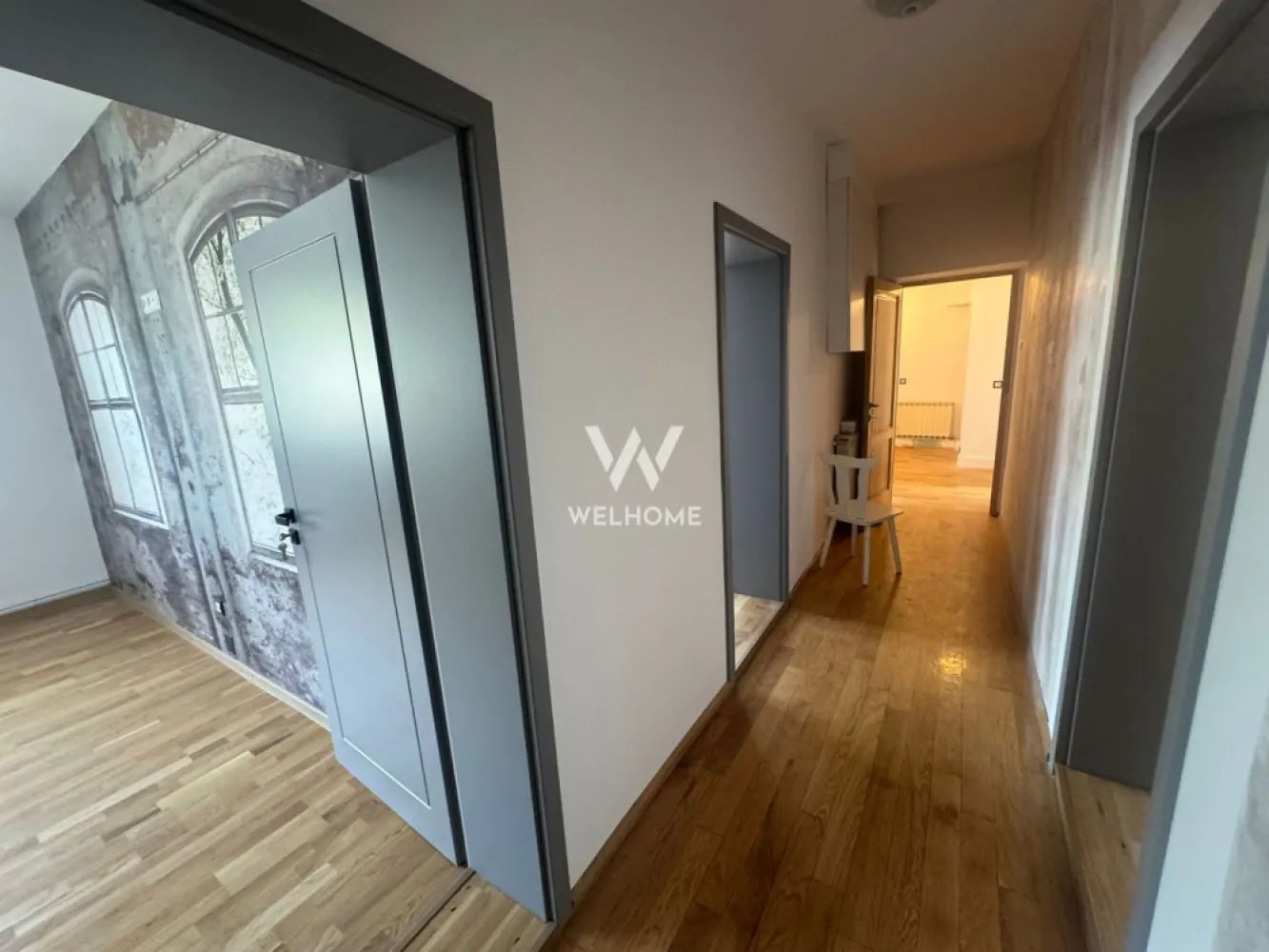 Casa de inchiriat, Sibiu - Va oferim spre inchiriere o casa complet renovata, nemobilata, situata in zona Cedonia, Sibiu.
Este pretabila atat pentru locuit cat si pentru diverse activitati (birouri, cabinete medicale, afterschool, etc.)

Compartimentare:
Hol, camera tehnica,3 bai, 5 camere spatioase
Are toate utilitatile, plus panouri fotovoltaice.

Disponibila imediat
 Pret: 1000 euro/ luna + garantie
Comision agentie: 50% din contravaloarea unei chirii

Detalii si vizionari: 0752.088.381- Roxana