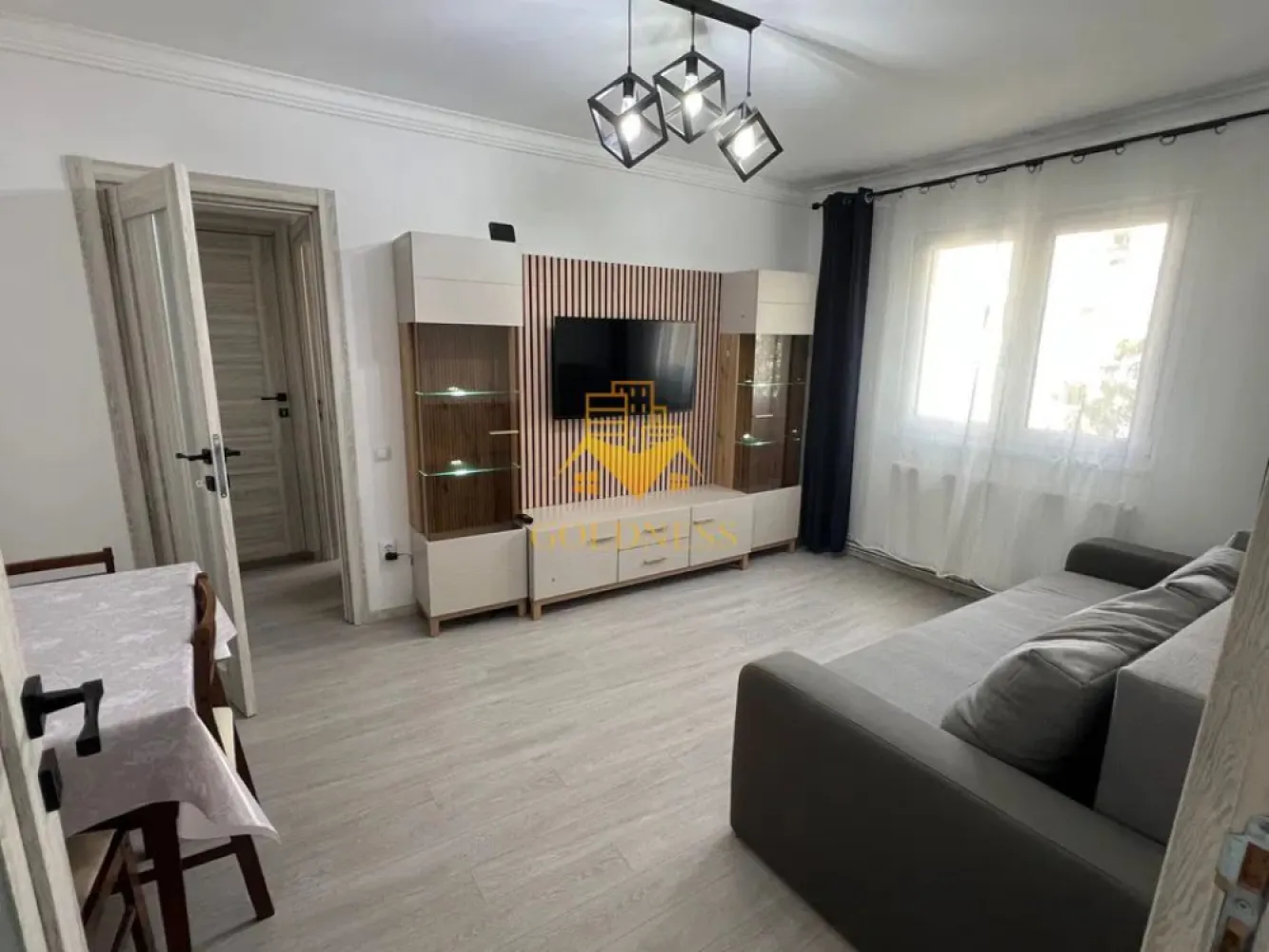 3 camere semidecomandate, Manastur, Zona Mehedinti, Big, parcare - GOLDNESS Imobiliare vă propune spre închiriere un apartament cu 3 camere complet mobilat și utilat, la etajul 3 într-un imobil de 4 etaje, în Cartierul . Dispune de loc de parcare contra cost 150 lei! Se află în apropierea stațiilor de transport în comun, magazine, restaurante, spații verzi, farmacii, etc. Apartamentul este compartimentat astfel: - dormitor cu pat matrimonial, dressing, noptiere - dormitor cu pat, dresing, birou - living cu canapea extensibila, TV - bucatarie complet utilată și mobilată, loc de servit masa - baie cu cada, calorifer port prosop și dulap pentru depozitare. Imobilul este dotat cu toate cele necesare- centrală proprie, frigider, aragaz, hotă, mașină de spălat haine, etc. Dacă sunteți interesați de acest apartament și doriți să îl vizionați, dar și pentru alte oferte nu ezitați să ne contactați telefonic sau prin e-mail. Vă stăm la dispoziție! Pentru intermediere se percepe un comision de 50% din prețul chiriei! }}
