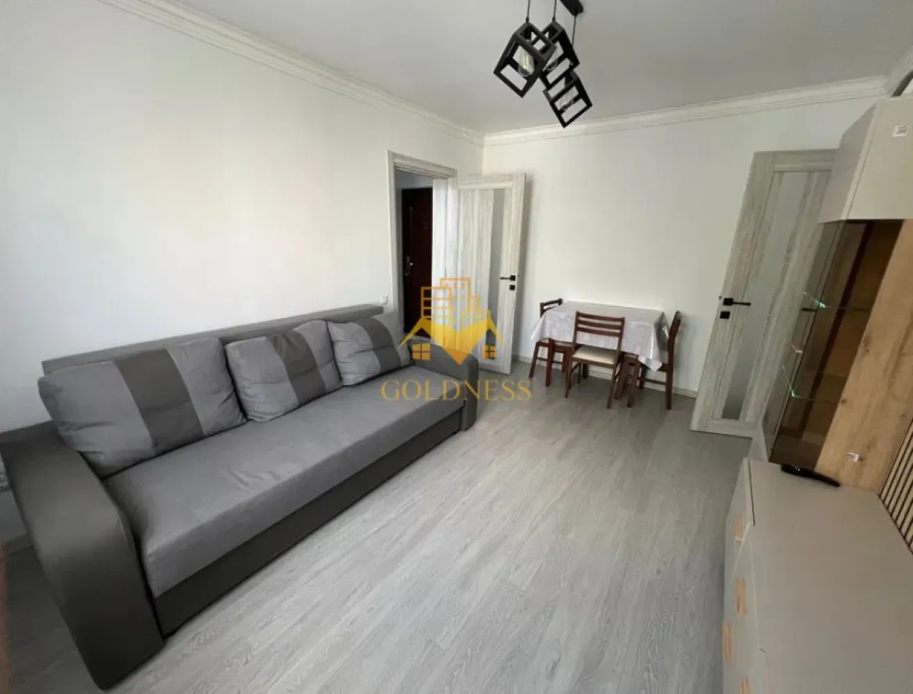 3 camere semidecomandate, Manastur, Zona Mehedinti, Big, parcare - GOLDNESS Imobiliare vă propune spre închiriere un apartament cu 3 camere complet mobilat și utilat, la etajul 3 într-un imobil de 4 etaje, în Cartierul . Dispune de loc de parcare contra cost 150 lei! Se află în apropierea stațiilor de transport în comun, magazine, restaurante, spații verzi, farmacii, etc. Apartamentul este compartimentat astfel: - dormitor cu pat matrimonial, dressing, noptiere - dormitor cu pat, dresing, birou - living cu canapea extensibila, TV - bucatarie complet utilată și mobilată, loc de servit masa - baie cu cada, calorifer port prosop și dulap pentru depozitare. Imobilul este dotat cu toate cele necesare- centrală proprie, frigider, aragaz, hotă, mașină de spălat haine, etc. Dacă sunteți interesați de acest apartament și doriți să îl vizionați, dar și pentru alte oferte nu ezitați să ne contactați telefonic sau prin e-mail. Vă stăm la dispoziție! Pentru intermediere se percepe un comision de 50% din prețul chiriei! }}