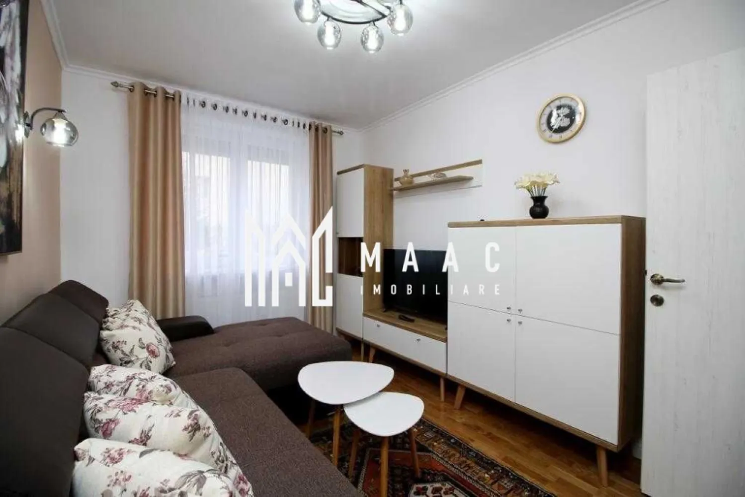 Apartament 2 camere | Modern | Parter | Vasile Milea - MAAC Imobiliare vă propune spre închiriere un apartament cu 2 camere, situat în zona Hipodrom I, pe strada Vasile Milea. Compartimentarea apartamentului: ▸ Două holuri mari și spațioase, bucătărie inchisă, mobilată și utilată, sufragerie modernă, dormitor matrimonial, baie cu cabină de duș și geam de aerisire. ▸ Suprafața apartamentului este de 44 mp + o boxă de 10,5 mp, perfectă ca spațiu de depozitare. - Apartamentul a fost renovat complet în 2021. - În imediata apropiere se regăsesc magazine alimentare, spații comerciale și transport public. Nu sunt acceptate animale de companie. Se închiriază pe termen lung ( minim 1 an ) și se plătește garanție în cuantumul unei chirii. Pentru mai multe detalii, vă rugăm să specificați telefonic că sunteți interesat/ă de anunțul cu ID: CP2794659 . }}
