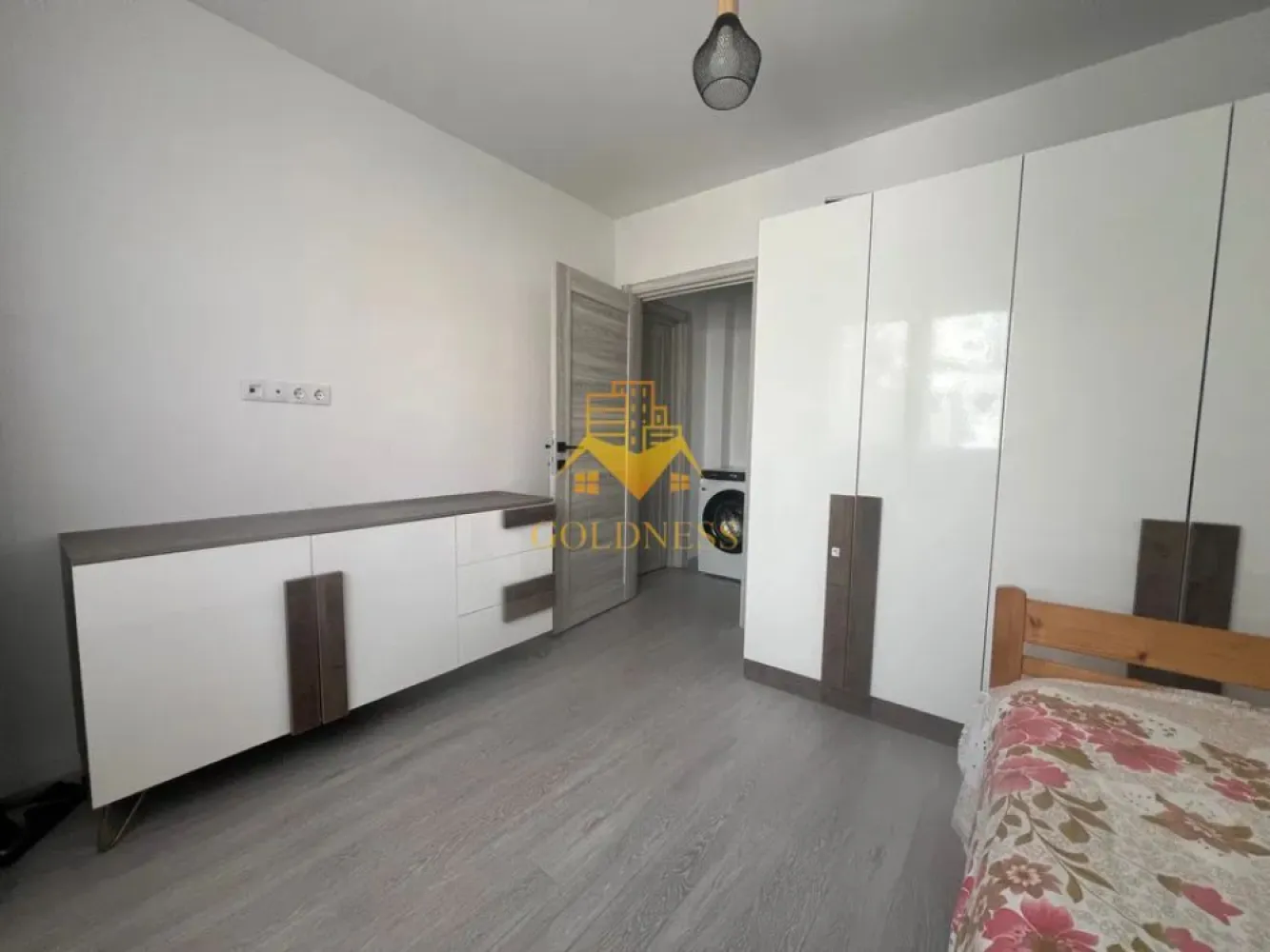 3 camere semidecomandate, Manastur, Zona Mehedinti, Big, parcare - GOLDNESS Imobiliare vă propune spre închiriere un apartament cu 3 camere complet mobilat și utilat, la etajul 3 într-un imobil de 4 etaje, în Cartierul . Dispune de loc de parcare contra cost 150 lei! Se află în apropierea stațiilor de transport în comun, magazine, restaurante, spații verzi, farmacii, etc. Apartamentul este compartimentat astfel: - dormitor cu pat matrimonial, dressing, noptiere - dormitor cu pat, dresing, birou - living cu canapea extensibila, TV - bucatarie complet utilată și mobilată, loc de servit masa - baie cu cada, calorifer port prosop și dulap pentru depozitare. Imobilul este dotat cu toate cele necesare- centrală proprie, frigider, aragaz, hotă, mașină de spălat haine, etc. Dacă sunteți interesați de acest apartament și doriți să îl vizionați, dar și pentru alte oferte nu ezitați să ne contactați telefonic sau prin e-mail. Vă stăm la dispoziție! Pentru intermediere se percepe un comision de 50% din prețul chiriei! }}