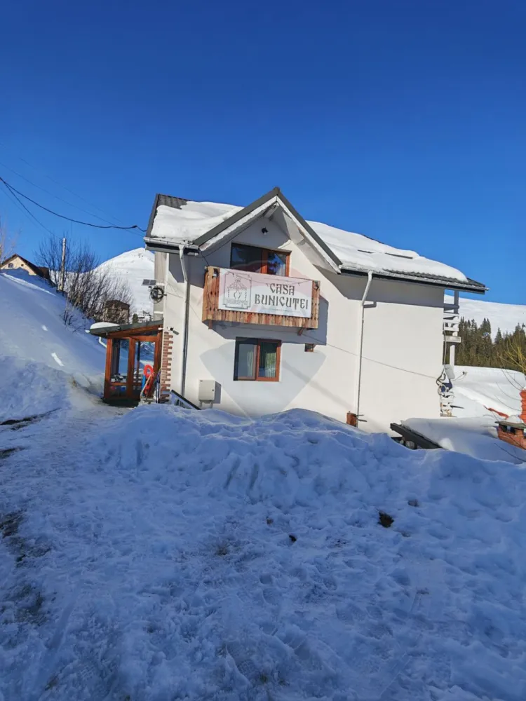 Cabană/Pensiune exclusivistă în Rânca - În inima zonei montane Rânca se află această proprietate deosebită, concepută pentru confort, durabilitate și exploatare turistică de nivel înalt. Construcția solidă, dotările tehnice performante și compartimentarea eficientă transformă această cabană într-o oportunitate rară pentru investitori sau pentru cei care își doresc o proprietate premium la munte.Imobilul oferă 7 camere spațioase și 9 băi, configurate pentru a asigura intimitate și confort oaspeților. Terasele generoase deschid priveliști către peisajul montan, creând spații ideale pentru relaxare. Proprietatea dispune și de parcare proprie de aproximativ 180 mp, inclusă în acte, un avantaj important într-o stațiune turistică.Clădirea este realizată cu materiale de calitate superioară și o structură gândită pentru durabilitate:- placă de beton la fiecare nivel- pereți exteriori din cărămidă Porotherm- izolație Caparol Dalmatina- acoperiș Bilka refăcut în 2021Confortul termic și eficiența energetică sunt asigurate de un sistem modern:- încălzire în pardoseală TECE- centrală ARCA LPA DUO MATIC 45 kW (lemn + peleți)- buncăr peleți 600 litri- puffer 1000 litri- pompă de căldură Galmet- coș de fum Schiedel Rondo – 9 mProprietatea beneficiază de curent trifazic și instalații realizate pe cupru, oferind siguranță și fiabilitate pe termen lung.Prin poziționare, compartimentare și dotări, cabana poate funcționa ca:- pensiune boutique- retreat montan exclusivist- cabană premium pentru închiriere integrală- investiție turistică cu randament atractivRânca este o destinație montană în continuă dezvoltare, apreciată pentru pârtiile de schi, traseele montane și peisajele spectaculoase, ceea ce face ca proprietățile bine construite din zonă să devină investiții tot mai valoroase.O proprietate rară, pregătită să devină fie o afacere profitabilă, fie un refugiu exclusivist la munte. Pentru mai multe detalii nu ezitați să ne contactați.