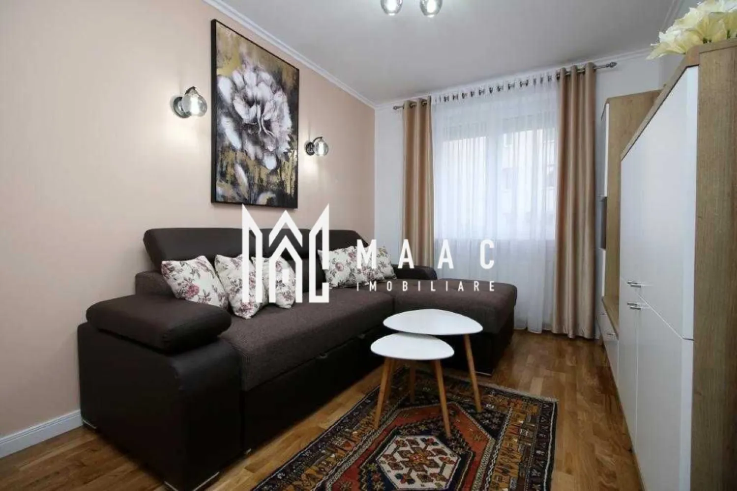 Apartament 2 camere | Modern | Parter | Vasile Milea - MAAC Imobiliare vă propune spre închiriere un apartament cu 2 camere, situat în zona Hipodrom I, pe strada Vasile Milea. Compartimentarea apartamentului: ▸ Două holuri mari și spațioase, bucătărie inchisă, mobilată și utilată, sufragerie modernă, dormitor matrimonial, baie cu cabină de duș și geam de aerisire. ▸ Suprafața apartamentului este de 44 mp + o boxă de 10,5 mp, perfectă ca spațiu de depozitare. - Apartamentul a fost renovat complet în 2021. - În imediata apropiere se regăsesc magazine alimentare, spații comerciale și transport public. Nu sunt acceptate animale de companie. Se închiriază pe termen lung ( minim 1 an ) și se plătește garanție în cuantumul unei chirii. Pentru mai multe detalii, vă rugăm să specificați telefonic că sunteți interesat/ă de anunțul cu ID: CP2794659 . }}