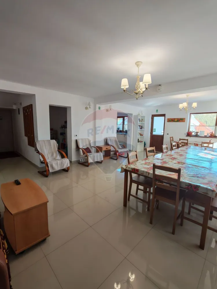 Cabană/Pensiune exclusivistă în Rânca - În inima zonei montane Rânca se află această proprietate deosebită, concepută pentru confort, durabilitate și exploatare turistică de nivel înalt. Construcția solidă, dotările tehnice performante și compartimentarea eficientă transformă această cabană într-o oportunitate rară pentru investitori sau pentru cei care își doresc o proprietate premium la munte.Imobilul oferă 7 camere spațioase și 9 băi, configurate pentru a asigura intimitate și confort oaspeților. Terasele generoase deschid priveliști către peisajul montan, creând spații ideale pentru relaxare. Proprietatea dispune și de parcare proprie de aproximativ 180 mp, inclusă în acte, un avantaj important într-o stațiune turistică.Clădirea este realizată cu materiale de calitate superioară și o structură gândită pentru durabilitate:- placă de beton la fiecare nivel- pereți exteriori din cărămidă Porotherm- izolație Caparol Dalmatina- acoperiș Bilka refăcut în 2021Confortul termic și eficiența energetică sunt asigurate de un sistem modern:- încălzire în pardoseală TECE- centrală ARCA LPA DUO MATIC 45 kW (lemn + peleți)- buncăr peleți 600 litri- puffer 1000 litri- pompă de căldură Galmet- coș de fum Schiedel Rondo – 9 mProprietatea beneficiază de curent trifazic și instalații realizate pe cupru, oferind siguranță și fiabilitate pe termen lung.Prin poziționare, compartimentare și dotări, cabana poate funcționa ca:- pensiune boutique- retreat montan exclusivist- cabană premium pentru închiriere integrală- investiție turistică cu randament atractivRânca este o destinație montană în continuă dezvoltare, apreciată pentru pârtiile de schi, traseele montane și peisajele spectaculoase, ceea ce face ca proprietățile bine construite din zonă să devină investiții tot mai valoroase.O proprietate rară, pregătită să devină fie o afacere profitabilă, fie un refugiu exclusivist la munte. Pentru mai multe detalii nu ezitați să ne contactați. }}