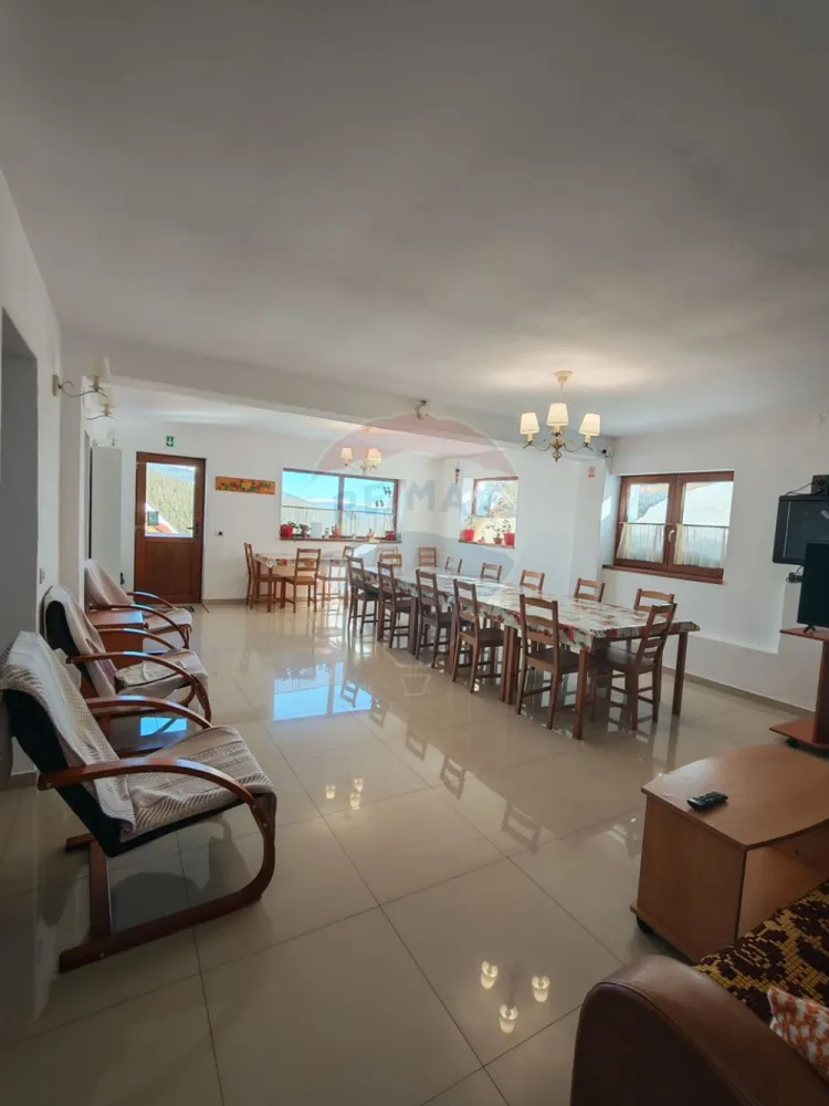 Cabană/Pensiune exclusivistă în Rânca - În inima zonei montane Rânca se află această proprietate deosebită, concepută pentru confort, durabilitate și exploatare turistică de nivel înalt. Construcția solidă, dotările tehnice performante și compartimentarea eficientă transformă această cabană într-o oportunitate rară pentru investitori sau pentru cei care își doresc o proprietate premium la munte.Imobilul oferă 7 camere spațioase și 9 băi, configurate pentru a asigura intimitate și confort oaspeților. Terasele generoase deschid priveliști către peisajul montan, creând spații ideale pentru relaxare. Proprietatea dispune și de parcare proprie de aproximativ 180 mp, inclusă în acte, un avantaj important într-o stațiune turistică.Clădirea este realizată cu materiale de calitate superioară și o structură gândită pentru durabilitate:- placă de beton la fiecare nivel- pereți exteriori din cărămidă Porotherm- izolație Caparol Dalmatina- acoperiș Bilka refăcut în 2021Confortul termic și eficiența energetică sunt asigurate de un sistem modern:- încălzire în pardoseală TECE- centrală ARCA LPA DUO MATIC 45 kW (lemn + peleți)- buncăr peleți 600 litri- puffer 1000 litri- pompă de căldură Galmet- coș de fum Schiedel Rondo – 9 mProprietatea beneficiază de curent trifazic și instalații realizate pe cupru, oferind siguranță și fiabilitate pe termen lung.Prin poziționare, compartimentare și dotări, cabana poate funcționa ca:- pensiune boutique- retreat montan exclusivist- cabană premium pentru închiriere integrală- investiție turistică cu randament atractivRânca este o destinație montană în continuă dezvoltare, apreciată pentru pârtiile de schi, traseele montane și peisajele spectaculoase, ceea ce face ca proprietățile bine construite din zonă să devină investiții tot mai valoroase.O proprietate rară, pregătită să devină fie o afacere profitabilă, fie un refugiu exclusivist la munte. Pentru mai multe detalii nu ezitați să ne contactați. }}