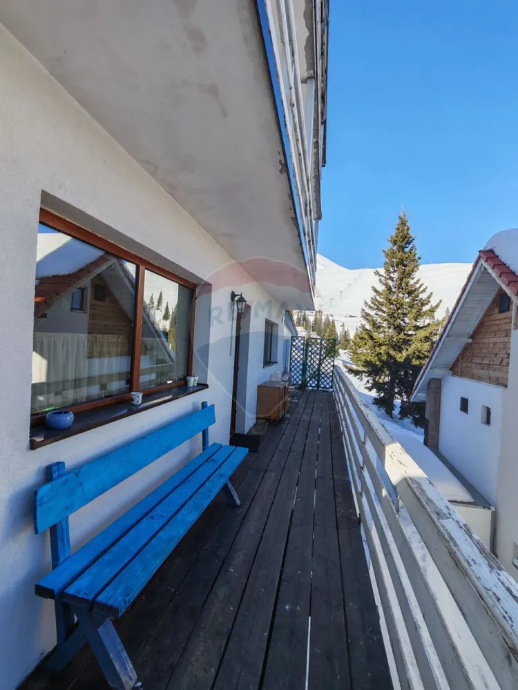 Cabană/Pensiune exclusivistă în Rânca - În inima zonei montane Rânca se află această proprietate deosebită, concepută pentru confort, durabilitate și exploatare turistică de nivel înalt. Construcția solidă, dotările tehnice performante și compartimentarea eficientă transformă această cabană într-o oportunitate rară pentru investitori sau pentru cei care își doresc o proprietate premium la munte.Imobilul oferă 7 camere spațioase și 9 băi, configurate pentru a asigura intimitate și confort oaspeților. Terasele generoase deschid priveliști către peisajul montan, creând spații ideale pentru relaxare. Proprietatea dispune și de parcare proprie de aproximativ 180 mp, inclusă în acte, un avantaj important într-o stațiune turistică.Clădirea este realizată cu materiale de calitate superioară și o structură gândită pentru durabilitate:- placă de beton la fiecare nivel- pereți exteriori din cărămidă Porotherm- izolație Caparol Dalmatina- acoperiș Bilka refăcut în 2021Confortul termic și eficiența energetică sunt asigurate de un sistem modern:- încălzire în pardoseală TECE- centrală ARCA LPA DUO MATIC 45 kW (lemn + peleți)- buncăr peleți 600 litri- puffer 1000 litri- pompă de căldură Galmet- coș de fum Schiedel Rondo – 9 mProprietatea beneficiază de curent trifazic și instalații realizate pe cupru, oferind siguranță și fiabilitate pe termen lung.Prin poziționare, compartimentare și dotări, cabana poate funcționa ca:- pensiune boutique- retreat montan exclusivist- cabană premium pentru închiriere integrală- investiție turistică cu randament atractivRânca este o destinație montană în continuă dezvoltare, apreciată pentru pârtiile de schi, traseele montane și peisajele spectaculoase, ceea ce face ca proprietățile bine construite din zonă să devină investiții tot mai valoroase.O proprietate rară, pregătită să devină fie o afacere profitabilă, fie un refugiu exclusivist la munte. Pentru mai multe detalii nu ezitați să ne contactați. }}