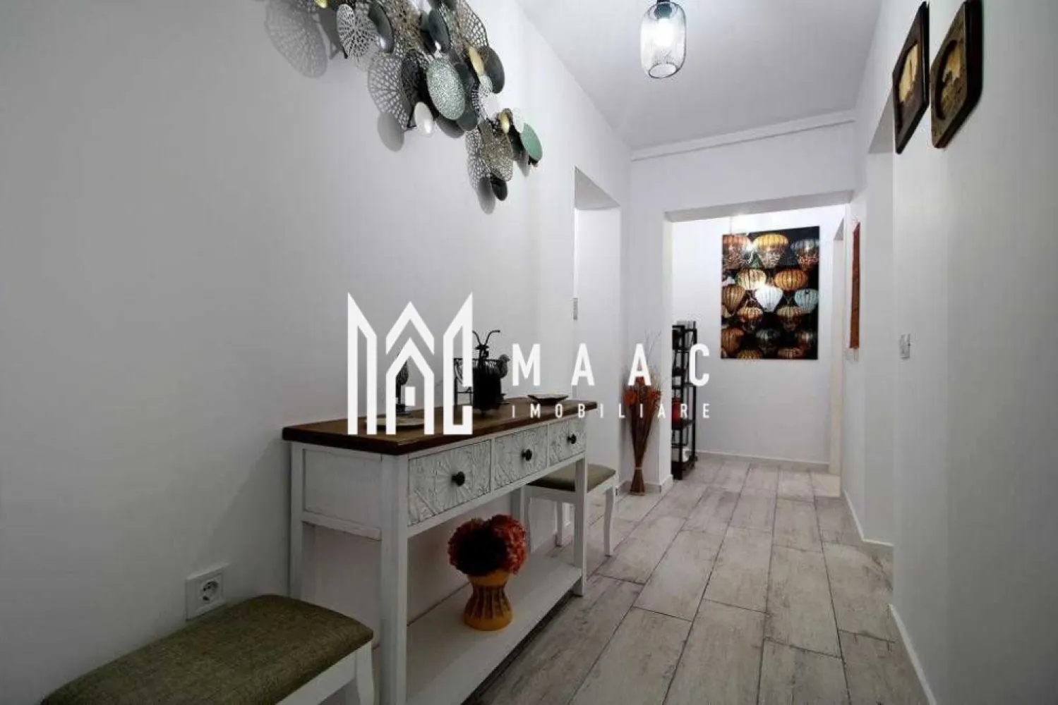 Apartament 2 camere | Modern | Parter | Vasile Milea - MAAC Imobiliare vă propune spre închiriere un apartament cu 2 camere, situat în zona Hipodrom I, pe strada Vasile Milea. Compartimentarea apartamentului: ▸ Două holuri mari și spațioase, bucătărie inchisă, mobilată și utilată, sufragerie modernă, dormitor matrimonial, baie cu cabină de duș și geam de aerisire. ▸ Suprafața apartamentului este de 44 mp + o boxă de 10,5 mp, perfectă ca spațiu de depozitare. - Apartamentul a fost renovat complet în 2021. - În imediata apropiere se regăsesc magazine alimentare, spații comerciale și transport public. Nu sunt acceptate animale de companie. Se închiriază pe termen lung ( minim 1 an ) și se plătește garanție în cuantumul unei chirii. Pentru mai multe detalii, vă rugăm să specificați telefonic că sunteți interesat/ă de anunțul cu ID: CP2794659 . }}