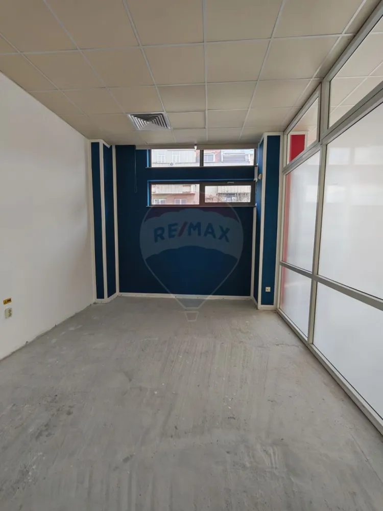 Spațiu de birouri ultracentral ideal pentru echipe mari/sediu firmă - Disponibil pentru închiriere, acest spațiu de 450 mp este potrivit pentru companii care au nevoie de un sediu eficient, bine poziționat și ușor de adaptat.Poziționarea ultracentrală oferă acces rapid pentru angajați și clienți – un avantaj major pentru firmele care depind de vizibilitate și accesibilitate.De ce este potrivit pentru business-ul tău:- poate acomoda 30–50 angajați- compartimentare flexibilă (open space + birouri + săli meeting)- 3 căi de acces – ideal pentru separare echipe / clienți- climatizare completă – confort constant- acces lift – ușor pentru staff și colaboratoriIdeal pentru:- IT / outsourcing, call center, firmă de consultanță, servicii medicale sau sediu companie.Cost total:- chirie: 9 €/mp- costuri: 4 €/mpAproximativ 5.850 €/lună total (all-in, fără surprize)