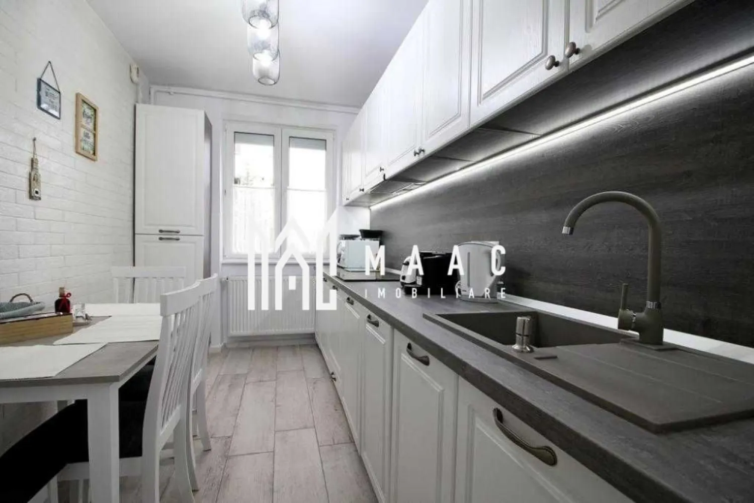 Apartament 2 camere | Modern | Parter | Vasile Milea - MAAC Imobiliare vă propune spre închiriere un apartament cu 2 camere, situat în zona Hipodrom I, pe strada Vasile Milea. Compartimentarea apartamentului: ▸ Două holuri mari și spațioase, bucătărie inchisă, mobilată și utilată, sufragerie modernă, dormitor matrimonial, baie cu cabină de duș și geam de aerisire. ▸ Suprafața apartamentului este de 44 mp + o boxă de 10,5 mp, perfectă ca spațiu de depozitare. - Apartamentul a fost renovat complet în 2021. - În imediata apropiere se regăsesc magazine alimentare, spații comerciale și transport public. Nu sunt acceptate animale de companie. Se închiriază pe termen lung ( minim 1 an ) și se plătește garanție în cuantumul unei chirii. Pentru mai multe detalii, vă rugăm să specificați telefonic că sunteți interesat/ă de anunțul cu ID: CP2794659 . }}