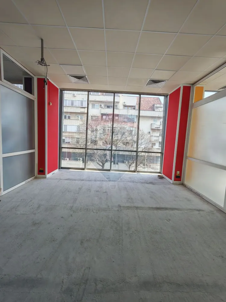 Spațiu de birouri ultracentral ideal pentru echipe mari/sediu firmă - Disponibil pentru închiriere, acest spațiu de 450 mp este potrivit pentru companii care au nevoie de un sediu eficient, bine poziționat și ușor de adaptat.Poziționarea ultracentrală oferă acces rapid pentru angajați și clienți – un avantaj major pentru firmele care depind de vizibilitate și accesibilitate.De ce este potrivit pentru business-ul tău:- poate acomoda 30–50 angajați- compartimentare flexibilă (open space + birouri + săli meeting)- 3 căi de acces – ideal pentru separare echipe / clienți- climatizare completă – confort constant- acces lift – ușor pentru staff și colaboratoriIdeal pentru:- IT / outsourcing, call center, firmă de consultanță, servicii medicale sau sediu companie.Cost total:- chirie: 9 €/mp- costuri: 4 €/mpAproximativ 5.850 €/lună total (all-in, fără surprize) }}
