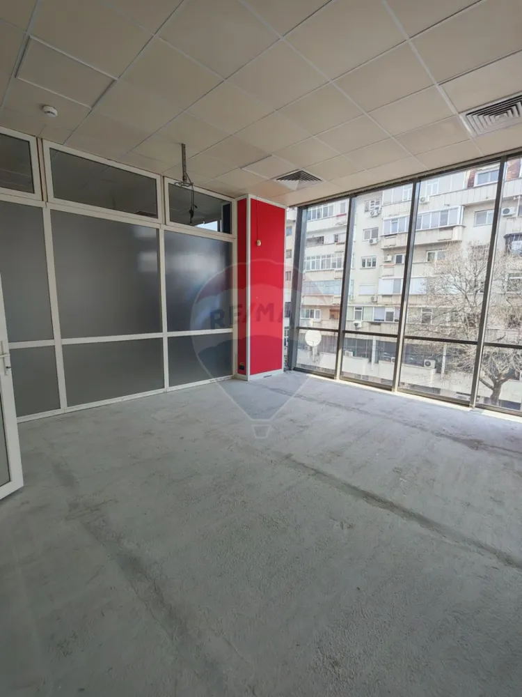 Spațiu de birouri ultracentral ideal pentru echipe mari/sediu firmă - Disponibil pentru închiriere, acest spațiu de 450 mp este potrivit pentru companii care au nevoie de un sediu eficient, bine poziționat și ușor de adaptat.Poziționarea ultracentrală oferă acces rapid pentru angajați și clienți – un avantaj major pentru firmele care depind de vizibilitate și accesibilitate.De ce este potrivit pentru business-ul tău:- poate acomoda 30–50 angajați- compartimentare flexibilă (open space + birouri + săli meeting)- 3 căi de acces – ideal pentru separare echipe / clienți- climatizare completă – confort constant- acces lift – ușor pentru staff și colaboratoriIdeal pentru:- IT / outsourcing, call center, firmă de consultanță, servicii medicale sau sediu companie.Cost total:- chirie: 9 €/mp- costuri: 4 €/mpAproximativ 5.850 €/lună total (all-in, fără surprize) }}