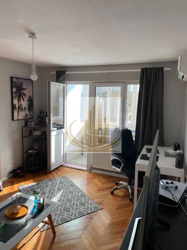 Apartament 2 camere, chiriaș inclus, zonă Iulius Town – investiție sig - Grand Mobilis Imobiliare va propune spre vanzare apartament cu 2 camere, luminos, complet renovat și excelent poziționat, situat pe strada Enric Baader. Datorită locației de top și faptului că este deja închiriat, proprietatea reprezintă o oportunitate ideală de investiție, generând venit din prima zi, fără efort suplimentar. Detalii tehnice: Suprafață utilă: 42 mp Etaj: 3/4 (fără lift) An construcție: 1973 Compartimentare: semidecomandat Boxă la subsol: 4 mp (ideală pentru depozitare) Dotări și finisaje: Centrală termică proprie – confort și costuri reduse Apartament renovat complet acum 5-6 ani Se vinde mobilat și utilat complet – gata de mutare sau închiriere imediată Avantaj major – locația: ~5 minute de mers pe jos până la Iulius Town ~10 minute până în Piața Unirii Acces rapid la transport în comun, magazine, școli și parcuri Ideal pentru investiție: Apartamentul se poate vinde cu preluare de chiriaș, oferind randament imediat. Poate fi achiziționat și pentru locuit, cu respectarea termenului de eliberare. ID Intern CP3053164