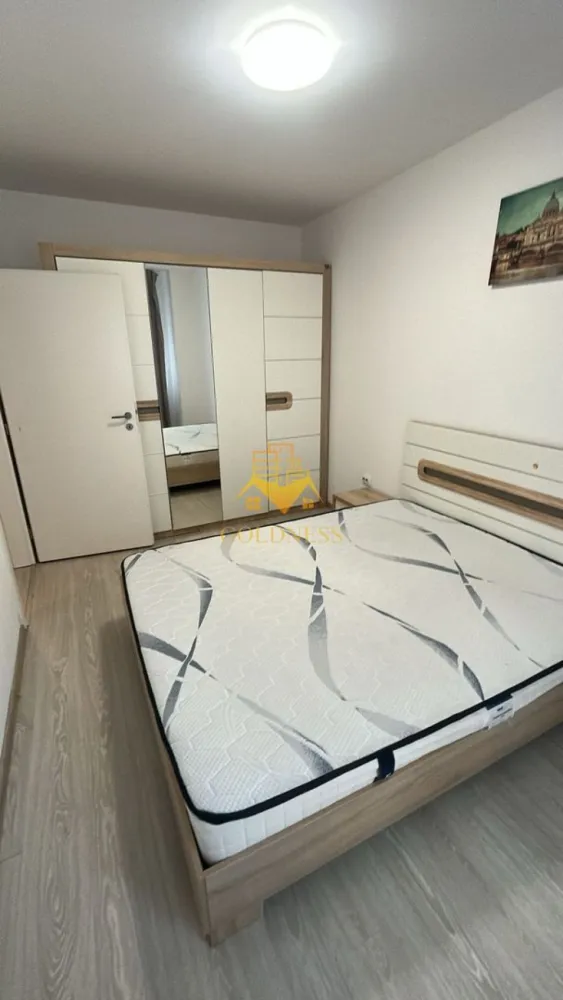 2 camere, modern, bloc nou, Baciu, Galaxiei zona Old GYM, Pet Friendly - GOLDNESS Imobiliare vă propune spre închiriere un apartament cu 2 camere complet mobilat și utilat, la parter într-un imobil de 7 etaje, în Baciu. Apartamentul este compartimentat astfel: - dormitor cu pat matrimonial, spatiu pentru depozitare - living cu bucatarie open-space complet utilată, canapea extensibilă, loc de servit masa - baie cu vana, calorifer port prosop inox și dulap pentru depozitare. Imobilul este dotat cu toate cele necesare- centrală proprie, mașină de spălat haine, frigider, plită electrică, hotă, etc. Se află în apropierea stațiilor de transport în comun, magazine, restaurante, spații verzi, farmacii, etc. Posibilitate de parcare in zona ! Dacă sunteți interesați de acest apartament și doriți să îl vizionați, dar și pentru alte oferte sau detalii nu ezitați să ne contactați telefonic sau prin e-mail - goldnessimobiliare@gmail.com. Vă stăm la dispoziție!