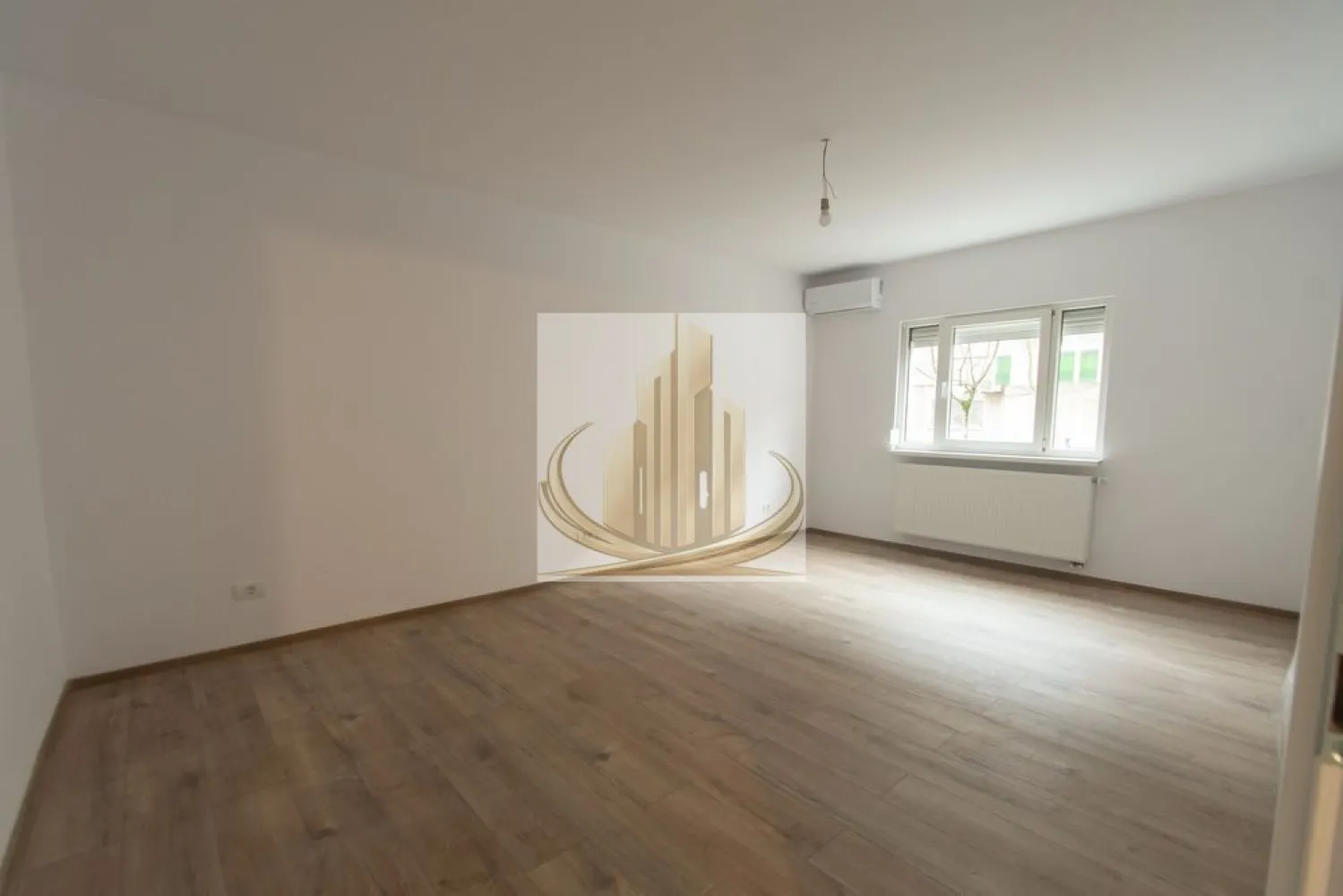 2 Camere Decomandat | Renovat Integral | Zona Soarelui | Parter - Grand Mobilis Imobiliare vă propune spre vânzare un apartament cu 2 camere, decomandat, situat în zona Soarelui – una dintre cele mai căutate zone rezidențiale din Timișoara, apreciată pentru liniște și accesibilitate. Complet renovat și pregătit pentru noii proprietari, apartamentul oferă un echilibru excelent între confort, poziție și potențial investițional. 📐 Detalii proprietate: Suprafață utilă: 50 mp Etaj: parter din 4 Compartimentare decomandată: Hol generos + spațiu de depozitare Living luminos Bucătărie separată Dormitor Baie 🏢 Renovări & dotări: Renovare completă – fără investiții suplimentare necesare Instalații electrice și sanitare complet schimbate Centrală proprie pe gaz + calorifere noi 2 aparate de aer condiționat – confort pe tot parcursul anului Tâmplărie PVC cu rulouri Uși interioare Porta Doors + ușă metalică nouă 👉 Se vinde nemobilat, oferindu-vă libertatea de a-l amenaja exact pe gustul dumneavoastră. 📍 Locație – un avantaj major: Situat în zona Soarelui, în proximitatea Școlii Generale 30, Sud Plaza și Parcul Soarelui Zonă liniștită, dar excelent conectată Acces rapid către mijloace de transport și principalele artere ale orașului Aproape de școli, grădinițe, universități, magazine, farmacii 💼 De ce merită: ✔️ Ideal pentru locuit – perfect pentru un cuplu sau o familie ✔️ Investiție sigură – zonă cu cerere ridicată la închiriere și randament bun ✔️ Poziție care îți garantează valoare pe termen lung 💰 Preț: negociabil 🏦 Se acceptă orice tip de credit 📞 Pentru detalii și vizionări, echipa Grand Mobilis Imobiliare vă stă la dispoziție! ID Intern: CP3053191