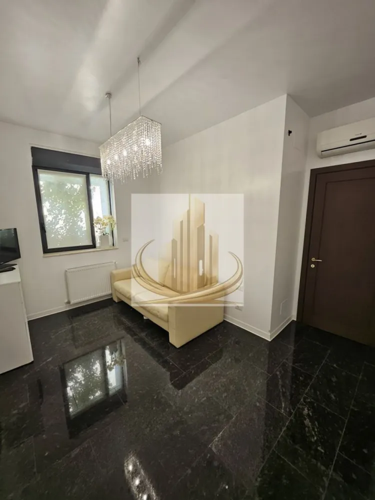 2 Camere Lux, Curte Privată 140 mp, Parter, Ideal Business, Dumbrăvita - Grand Mobilis Imobiliare vă propune spre vânzare o proprietate rară pe piață – un apartament cu 2 camere, situat la parter, în Dumbrăvița, într-o zonă cu trafic intens și vizibilitate excelentă, în imediata apropiere de Kaufland și McDonald’s. Datorită poziționării și configurației, această proprietate se pretează excelent atât pentru locuință, cât mai ales pentru activități comerciale sau profesionale. 📐 Detalii proprietate: Suprafață utilă: 54 mp Terasă închisă: 9 mp Curte privată generoasă – 140 mp, cu acces direct din stradă Poziționare: parter – ideal pentru business 🏢 Finisaje & dotări: Apartament complet renovat, cu atenție la detalii Finisaje moderne și elegante – piatră naturală (granit) Centrală termică Viessmann (nouă) 2 aparate de aer condiționat Elemente decorative premium (candelabre din cristal) Se vinde semimobilat 📍 Locație – punctul cheie: Zonă cu trafic și expunere foarte bună Lângă Kaufland, McDonald’s, magazine, restaurante și cafenele Acces facil către principalele artere ale orașului 💼 De ce merită: ✔️ Perfect pentru business – cabinet medical, salon, birou, showroom etc. ✔️ Vizibilitate excelentă + acces direct din stradă ✔️ Curte mare – avantaj rar pentru acest tip de proprietate ✔️ Investiție sigură, cu potențial ridicat de valorificare 💰 Preț: 154 900 € (negociabil) 📞 Pentru detalii și vizionări, echipa Grand Mobilis Imobiliare vă stă la dispoziție! ID Intern: CP3054081 }}