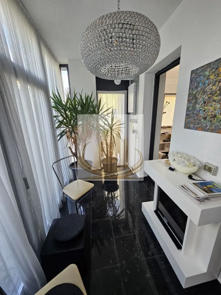 2 Camere Lux, Curte Privată 140 mp, Parter, Ideal Business, Dumbrăvita - Grand Mobilis Imobiliare vă propune spre vânzare o proprietate rară pe piață – un apartament cu 2 camere, situat la parter, în Dumbrăvița, într-o zonă cu trafic intens și vizibilitate excelentă, în imediata apropiere de Kaufland și McDonald’s. Datorită poziționării și configurației, această proprietate se pretează excelent atât pentru locuință, cât mai ales pentru activități comerciale sau profesionale. 📐 Detalii proprietate: Suprafață utilă: 54 mp Terasă închisă: 9 mp Curte privată generoasă – 140 mp, cu acces direct din stradă Poziționare: parter – ideal pentru business 🏢 Finisaje & dotări: Apartament complet renovat, cu atenție la detalii Finisaje moderne și elegante – piatră naturală (granit) Centrală termică Viessmann (nouă) 2 aparate de aer condiționat Elemente decorative premium (candelabre din cristal) Se vinde semimobilat 📍 Locație – punctul cheie: Zonă cu trafic și expunere foarte bună Lângă Kaufland, McDonald’s, magazine, restaurante și cafenele Acces facil către principalele artere ale orașului 💼 De ce merită: ✔️ Perfect pentru business – cabinet medical, salon, birou, showroom etc. ✔️ Vizibilitate excelentă + acces direct din stradă ✔️ Curte mare – avantaj rar pentru acest tip de proprietate ✔️ Investiție sigură, cu potențial ridicat de valorificare 💰 Preț: 154 900 € (negociabil) 📞 Pentru detalii și vizionări, echipa Grand Mobilis Imobiliare vă stă la dispoziție! ID Intern: CP3054081 }}