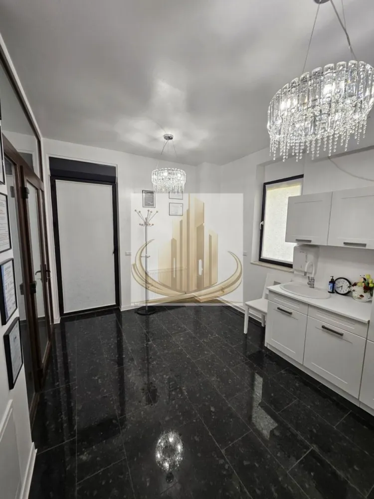 2 Camere Lux, Curte Privată 140 mp, Parter, Ideal Business, Dumbrăvita - Grand Mobilis Imobiliare vă propune spre vânzare o proprietate rară pe piață – un apartament cu 2 camere, situat la parter, în Dumbrăvița, într-o zonă cu trafic intens și vizibilitate excelentă, în imediata apropiere de Kaufland și McDonald’s. Datorită poziționării și configurației, această proprietate se pretează excelent atât pentru locuință, cât mai ales pentru activități comerciale sau profesionale. 📐 Detalii proprietate: Suprafață utilă: 54 mp Terasă închisă: 9 mp Curte privată generoasă – 140 mp, cu acces direct din stradă Poziționare: parter – ideal pentru business 🏢 Finisaje & dotări: Apartament complet renovat, cu atenție la detalii Finisaje moderne și elegante – piatră naturală (granit) Centrală termică Viessmann (nouă) 2 aparate de aer condiționat Elemente decorative premium (candelabre din cristal) Se vinde semimobilat 📍 Locație – punctul cheie: Zonă cu trafic și expunere foarte bună Lângă Kaufland, McDonald’s, magazine, restaurante și cafenele Acces facil către principalele artere ale orașului 💼 De ce merită: ✔️ Perfect pentru business – cabinet medical, salon, birou, showroom etc. ✔️ Vizibilitate excelentă + acces direct din stradă ✔️ Curte mare – avantaj rar pentru acest tip de proprietate ✔️ Investiție sigură, cu potențial ridicat de valorificare 💰 Preț: 154 900 € (negociabil) 📞 Pentru detalii și vizionări, echipa Grand Mobilis Imobiliare vă stă la dispoziție! ID Intern: CP3054081 }}