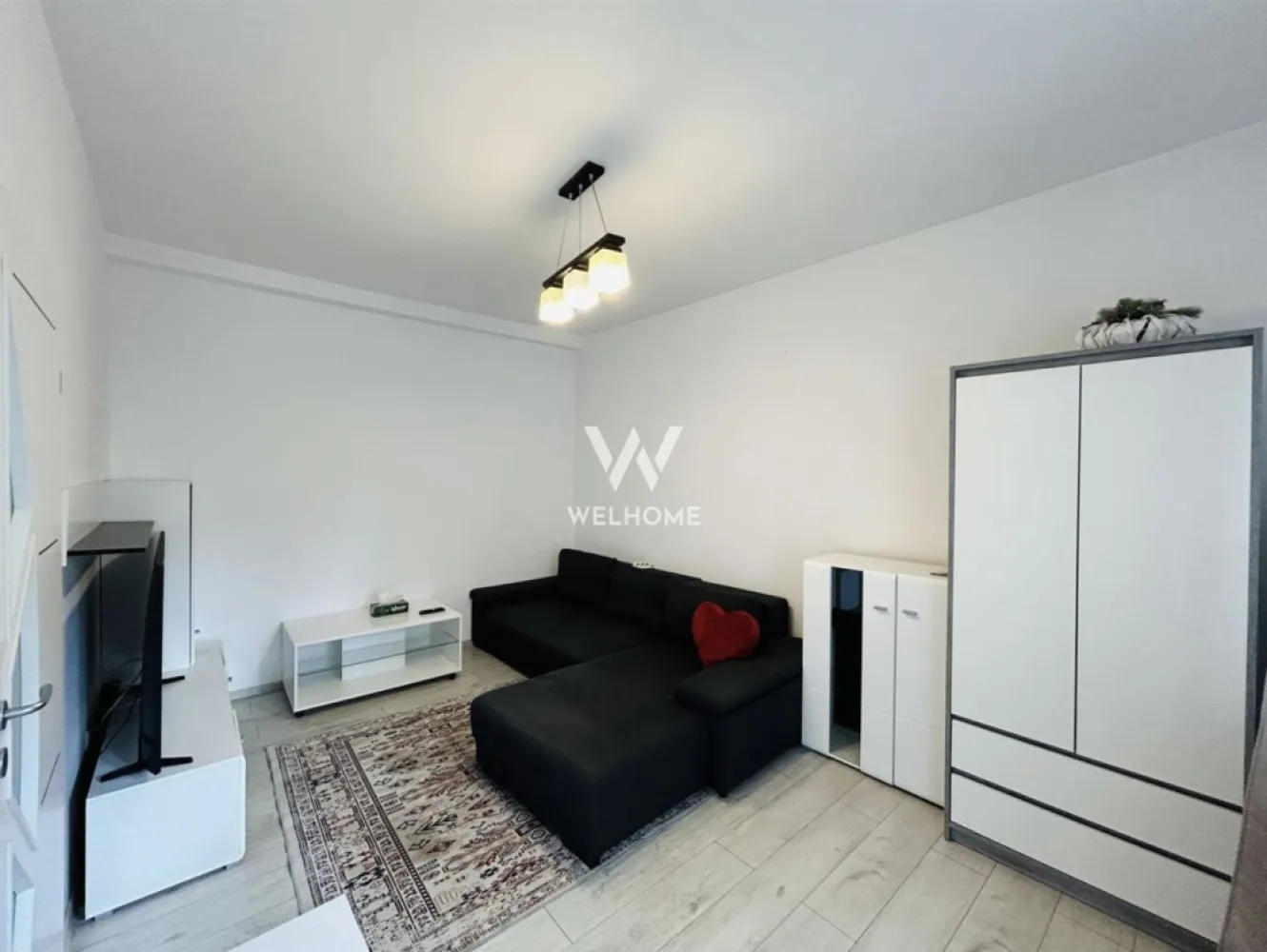 Apartament 2 camere decomandat, 2 locuri de parcare, Tineretului Sibiu - Apartament modern de 2 camere, situat în cartierul Tineretului, într-un bloc din 2020, la etajul 1, cu lift. Locuința are o suprafață utilă de 52 mp și este decomandată, fiind compusă din: living spațios, bucătărie separată, complet mobilată și utilată, dormitor luminos, baie cu cadă și geam pentru aerisire naturală, balcon, hol generos. Apartamentul se vinde complet mobilat și utilat, fiind pregătit pentru mutare imediată. Beneficiază de toate electrocasnicele necesare: mașină de spălat, frigider, plită, cuptor electric, hotă, TV, aer condiționat și centrală proprie. Confortul este asigurat de: centrală termică proprie + calorifere, aer condiționat, izolație termică eficientă Imobilul dispune de lift, străzi asfaltate, iluminat public și acces facil la mijloace de transport în comun. Bonus important: în preț sunt incluse 2 locuri de parcare. Preț: 114.000 € (ușor negociabil) Se poate viziona zilnic, cu programare. Telefon: 0756 094 405 }}