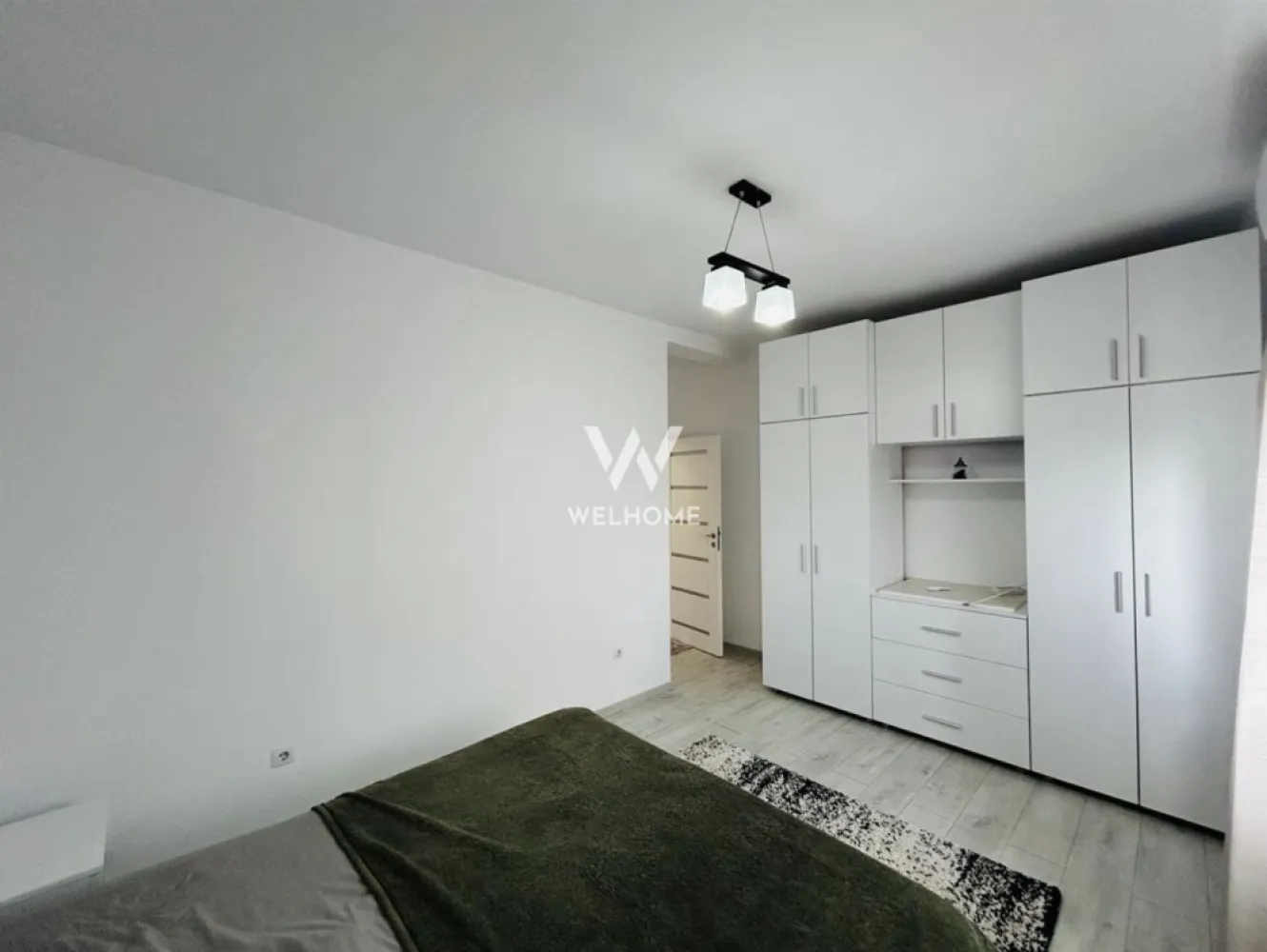 Apartament 2 camere decomandat, 2 locuri de parcare, Tineretului Sibiu - Apartament modern de 2 camere, situat în cartierul Tineretului, într-un bloc din 2020, la etajul 1, cu lift. Locuința are o suprafață utilă de 52 mp și este decomandată, fiind compusă din: living spațios, bucătărie separată, complet mobilată și utilată, dormitor luminos, baie cu cadă și geam pentru aerisire naturală, balcon, hol generos. Apartamentul se vinde complet mobilat și utilat, fiind pregătit pentru mutare imediată. Beneficiază de toate electrocasnicele necesare: mașină de spălat, frigider, plită, cuptor electric, hotă, TV, aer condiționat și centrală proprie. Confortul este asigurat de: centrală termică proprie + calorifere, aer condiționat, izolație termică eficientă Imobilul dispune de lift, străzi asfaltate, iluminat public și acces facil la mijloace de transport în comun. Bonus important: în preț sunt incluse 2 locuri de parcare. Preț: 114.000 € (ușor negociabil) Se poate viziona zilnic, cu programare. Telefon: 0756 094 405 }}