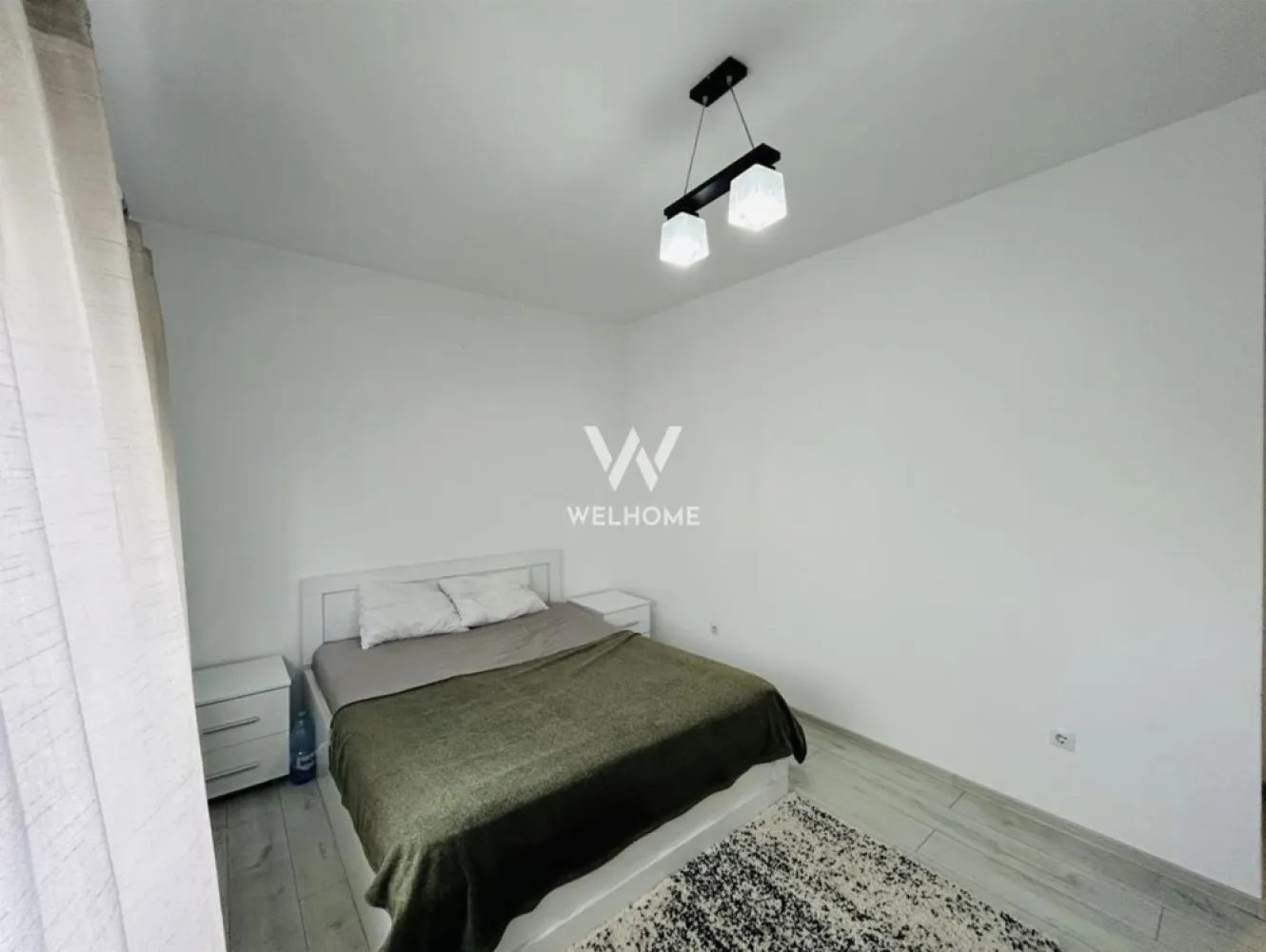 Apartament 2 camere decomandat, 2 locuri de parcare, Tineretului Sibiu - Apartament modern de 2 camere, situat în cartierul Tineretului, într-un bloc din 2020, la etajul 1, cu lift. Locuința are o suprafață utilă de 52 mp și este decomandată, fiind compusă din: living spațios, bucătărie separată, complet mobilată și utilată, dormitor luminos, baie cu cadă și geam pentru aerisire naturală, balcon, hol generos. Apartamentul se vinde complet mobilat și utilat, fiind pregătit pentru mutare imediată. Beneficiază de toate electrocasnicele necesare: mașină de spălat, frigider, plită, cuptor electric, hotă, TV, aer condiționat și centrală proprie. Confortul este asigurat de: centrală termică proprie + calorifere, aer condiționat, izolație termică eficientă Imobilul dispune de lift, străzi asfaltate, iluminat public și acces facil la mijloace de transport în comun. Bonus important: în preț sunt incluse 2 locuri de parcare. Preț: 114.000 € (ușor negociabil) Se poate viziona zilnic, cu programare. Telefon: 0756 094 405 }}