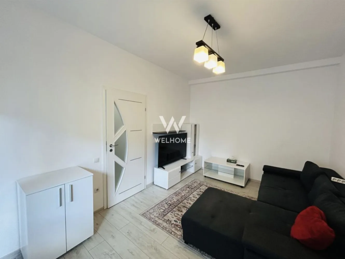 Apartament 2 camere decomandat, 2 locuri de parcare, Tineretului Sibiu - Apartament modern de 2 camere, situat în cartierul Tineretului, într-un bloc din 2020, la etajul 1, cu lift. Locuința are o suprafață utilă de 52 mp și este decomandată, fiind compusă din: living spațios, bucătărie separată, complet mobilată și utilată, dormitor luminos, baie cu cadă și geam pentru aerisire naturală, balcon, hol generos. Apartamentul se vinde complet mobilat și utilat, fiind pregătit pentru mutare imediată. Beneficiază de toate electrocasnicele necesare: mașină de spălat, frigider, plită, cuptor electric, hotă, TV, aer condiționat și centrală proprie. Confortul este asigurat de: centrală termică proprie + calorifere, aer condiționat, izolație termică eficientă Imobilul dispune de lift, străzi asfaltate, iluminat public și acces facil la mijloace de transport în comun. Bonus important: în preț sunt incluse 2 locuri de parcare. Preț: 114.000 € (ușor negociabil) Se poate viziona zilnic, cu programare. Telefon: 0756 094 405 }}