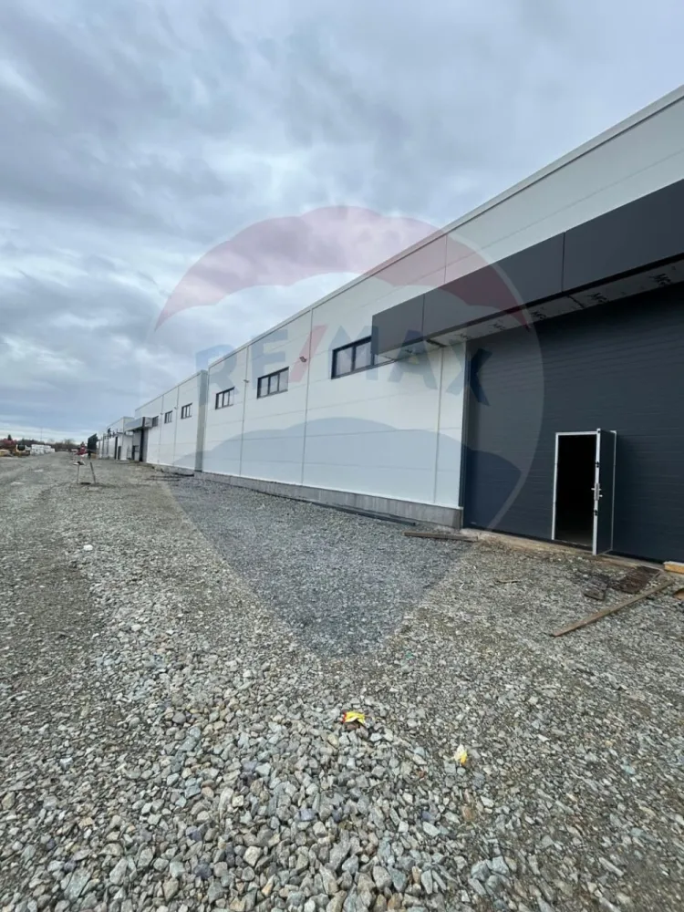 Hală 600 mp – ideală pentru logistică și distribuție - Spațiu industrial nou, optimizat pentru activități logistice, situat strategic în zona Aeroportului – poziție excelentă pentru companii de distribuție care au nevoie de acces rapid și eficiență operațională.Avantaje cheie:- 600 mp open-space, flux operațional eficient- Uși industriale mari- Curent trifazic – suport pentru echipamente logistice- Acces rapid către rute principale – reducere timpi de livrare- Construcție nouă – costuri reduse de mentenanță- Dispune de toate utilitățileIdeal pentru:- firme de curierat- distribuție regională / națională- e-commerce &amp; fulfilment- producție ușoară / asamblare- ateliere industriale- firme tehniceChirie: 3000 €/lună (5€/mp) }}