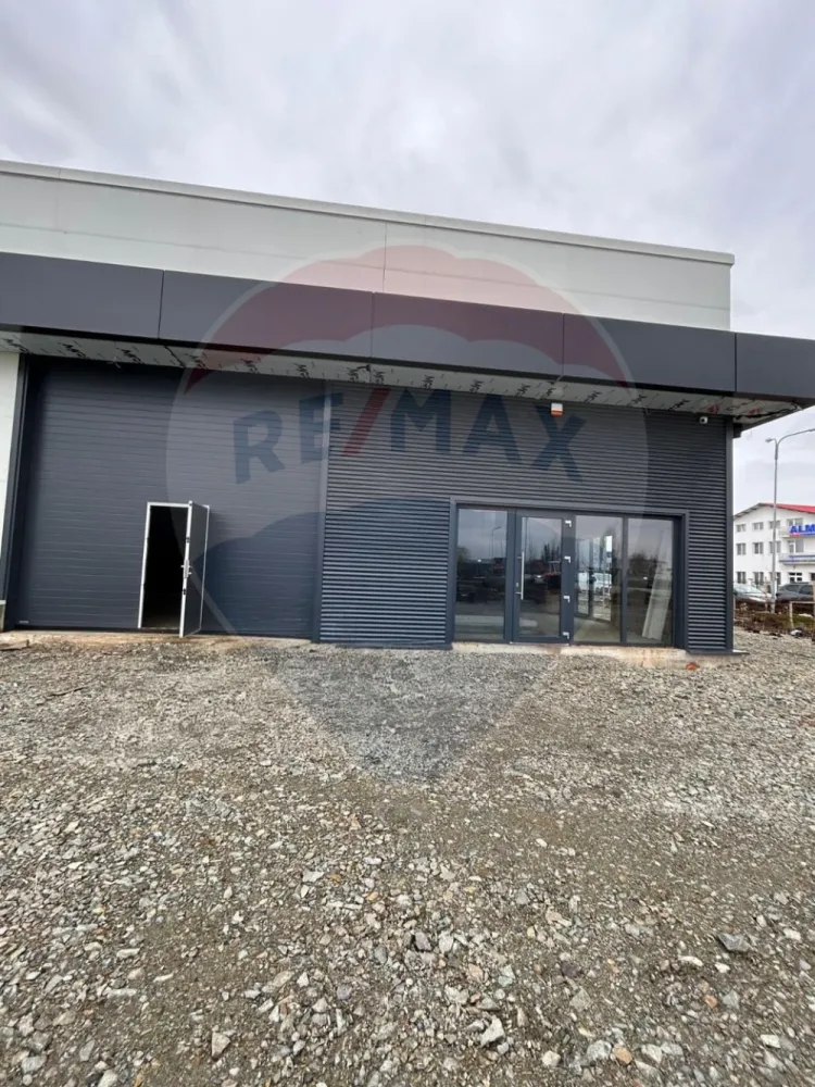 Hală 600 mp – ideală pentru logistică și distribuție - Spațiu industrial nou, optimizat pentru activități logistice, situat strategic în zona Aeroportului – poziție excelentă pentru companii de distribuție care au nevoie de acces rapid și eficiență operațională.Avantaje cheie:- 600 mp open-space, flux operațional eficient- Uși industriale mari- Curent trifazic – suport pentru echipamente logistice- Acces rapid către rute principale – reducere timpi de livrare- Construcție nouă – costuri reduse de mentenanță- Dispune de toate utilitățileIdeal pentru:- firme de curierat- distribuție regională / națională- e-commerce &amp; fulfilment- producție ușoară / asamblare- ateliere industriale- firme tehniceChirie: 3000 €/lună (5€/mp) }}