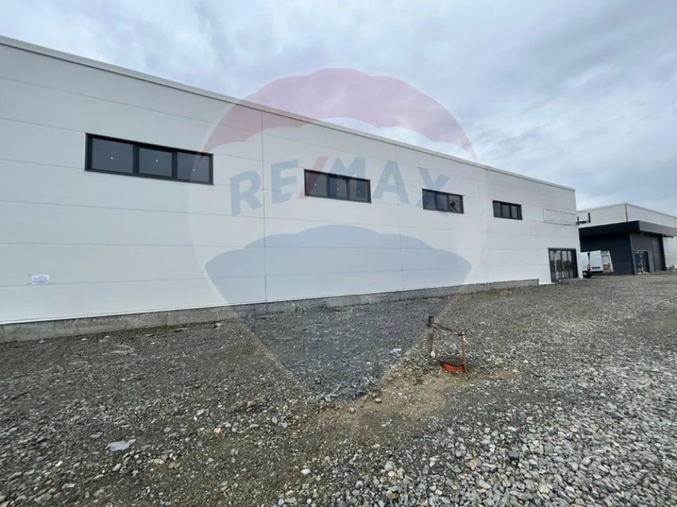 Hală 600 mp – ideală pentru logistică și distribuție - Spațiu industrial nou, optimizat pentru activități logistice, situat strategic în zona Aeroportului – poziție excelentă pentru companii de distribuție care au nevoie de acces rapid și eficiență operațională.Avantaje cheie:- 600 mp open-space, flux operațional eficient- Uși industriale mari- Curent trifazic – suport pentru echipamente logistice- Acces rapid către rute principale – reducere timpi de livrare- Construcție nouă – costuri reduse de mentenanță- Dispune de toate utilitățileIdeal pentru:- firme de curierat- distribuție regională / națională- e-commerce &amp; fulfilment- producție ușoară / asamblare- ateliere industriale- firme tehniceChirie: 3000 €/lună (5€/mp) }}