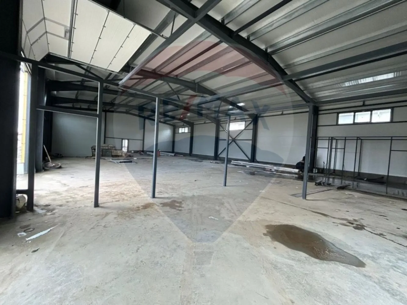 Hală 600 mp – ideală pentru logistică și distribuție - Spațiu industrial nou, optimizat pentru activități logistice, situat strategic în zona Aeroportului – poziție excelentă pentru companii de distribuție care au nevoie de acces rapid și eficiență operațională.Avantaje cheie:- 600 mp open-space, flux operațional eficient- Uși industriale mari- Curent trifazic – suport pentru echipamente logistice- Acces rapid către rute principale – reducere timpi de livrare- Construcție nouă – costuri reduse de mentenanță- Dispune de toate utilitățileIdeal pentru:- firme de curierat- distribuție regională / națională- e-commerce &amp; fulfilment- producție ușoară / asamblare- ateliere industriale- firme tehniceChirie: 3000 €/lună (5€/mp) }}