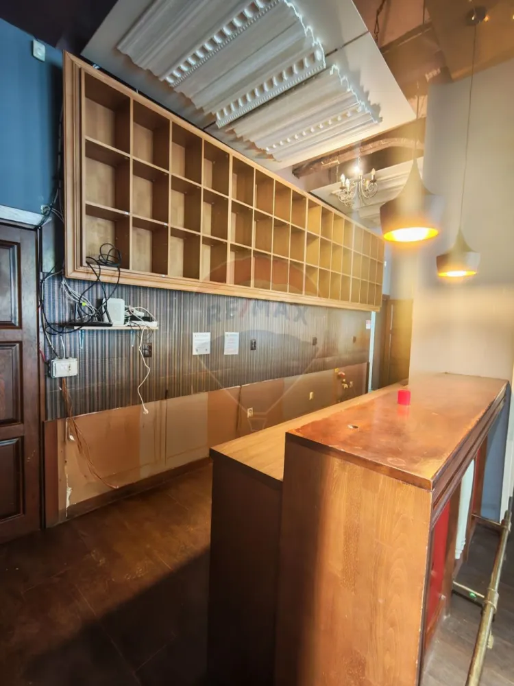 Restaurant/Bar/Cafenea 240mp de închiriat în zona Ultracentrala - În inima orașului Craiova, într-una dintre cele mai exclusiviste și circulate zone, Re/MAX Imperia vă propune spre închiriere un spațiu cu adevărat special, pretabil pentru restaurant fine dining, wine bar, lounge sau concept HoReCa premium.Cu o suprafață totală de aproximativ 240 mp, proprietatea este inteligent compartimentată pe două niveluri:- Parter (140 mp) – spațiu elegant, ideal pentru o sală de servire rafinată, cu atmosferă selectă- Etaj (100 mp) – perfect pentru amenajarea unei bucătării profesionale, birou administrativ sau zone de suportElemente care definesc exclusivitatea:- posibilitate de amenajare terasă exterioară, ideală pentru experiențe urbane memorabile- poziționare ultracentrală, cu vizibilitate excelentă și flux constant de clienți- 2 grupuri sanitare- centrală proprie- versatilitate ridicată în amenajare, adaptabilă oricărui concept premiumAcest spațiu oferă cadrul ideal pentru dezvoltarea unui brand de referință în peisajul HoReCa din Craiova, adresându-se unui public sofisticat și exigent.Pentru detalii suplimentare și programarea unei vizionări private, vă invităm să ne contactați. }}