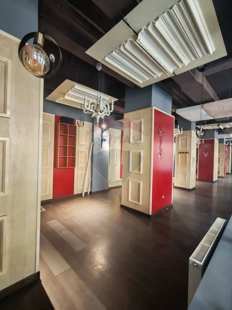 Restaurant/Bar/Cafenea 240mp de închiriat în zona Ultracentrala - În inima orașului Craiova, într-una dintre cele mai exclusiviste și circulate zone, Re/MAX Imperia vă propune spre închiriere un spațiu cu adevărat special, pretabil pentru restaurant fine dining, wine bar, lounge sau concept HoReCa premium.Cu o suprafață totală de aproximativ 240 mp, proprietatea este inteligent compartimentată pe două niveluri:- Parter (140 mp) – spațiu elegant, ideal pentru o sală de servire rafinată, cu atmosferă selectă- Etaj (100 mp) – perfect pentru amenajarea unei bucătării profesionale, birou administrativ sau zone de suportElemente care definesc exclusivitatea:- posibilitate de amenajare terasă exterioară, ideală pentru experiențe urbane memorabile- poziționare ultracentrală, cu vizibilitate excelentă și flux constant de clienți- 2 grupuri sanitare- centrală proprie- versatilitate ridicată în amenajare, adaptabilă oricărui concept premiumAcest spațiu oferă cadrul ideal pentru dezvoltarea unui brand de referință în peisajul HoReCa din Craiova, adresându-se unui public sofisticat și exigent.Pentru detalii suplimentare și programarea unei vizionări private, vă invităm să ne contactați. }}