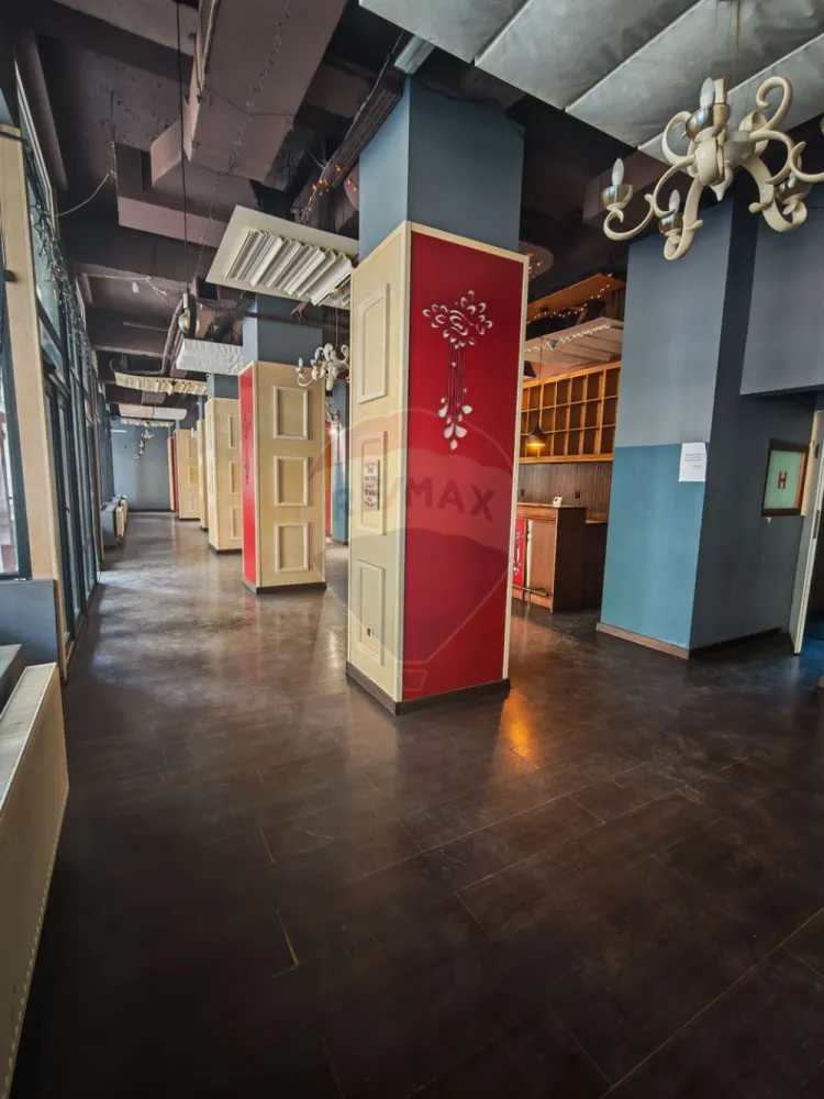 Restaurant/Bar/Cafenea 240mp de închiriat în zona Ultracentrala - În inima orașului Craiova, într-una dintre cele mai exclusiviste și circulate zone, Re/MAX Imperia vă propune spre închiriere un spațiu cu adevărat special, pretabil pentru restaurant fine dining, wine bar, lounge sau concept HoReCa premium.Cu o suprafață totală de aproximativ 240 mp, proprietatea este inteligent compartimentată pe două niveluri:- Parter (140 mp) – spațiu elegant, ideal pentru o sală de servire rafinată, cu atmosferă selectă- Etaj (100 mp) – perfect pentru amenajarea unei bucătării profesionale, birou administrativ sau zone de suportElemente care definesc exclusivitatea:- posibilitate de amenajare terasă exterioară, ideală pentru experiențe urbane memorabile- poziționare ultracentrală, cu vizibilitate excelentă și flux constant de clienți- 2 grupuri sanitare- centrală proprie- versatilitate ridicată în amenajare, adaptabilă oricărui concept premiumAcest spațiu oferă cadrul ideal pentru dezvoltarea unui brand de referință în peisajul HoReCa din Craiova, adresându-se unui public sofisticat și exigent.Pentru detalii suplimentare și programarea unei vizionări private, vă invităm să ne contactați. }}