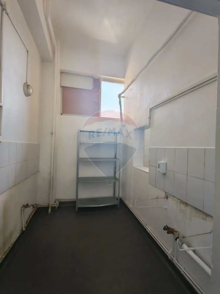 Restaurant/Bar/Cafenea 240mp de închiriat în zona Ultracentrala - În inima orașului Craiova, într-una dintre cele mai exclusiviste și circulate zone, Re/MAX Imperia vă propune spre închiriere un spațiu cu adevărat special, pretabil pentru restaurant fine dining, wine bar, lounge sau concept HoReCa premium.Cu o suprafață totală de aproximativ 240 mp, proprietatea este inteligent compartimentată pe două niveluri:- Parter (140 mp) – spațiu elegant, ideal pentru o sală de servire rafinată, cu atmosferă selectă- Etaj (100 mp) – perfect pentru amenajarea unei bucătării profesionale, birou administrativ sau zone de suportElemente care definesc exclusivitatea:- posibilitate de amenajare terasă exterioară, ideală pentru experiențe urbane memorabile- poziționare ultracentrală, cu vizibilitate excelentă și flux constant de clienți- 2 grupuri sanitare- centrală proprie- versatilitate ridicată în amenajare, adaptabilă oricărui concept premiumAcest spațiu oferă cadrul ideal pentru dezvoltarea unui brand de referință în peisajul HoReCa din Craiova, adresându-se unui public sofisticat și exigent.Pentru detalii suplimentare și programarea unei vizionări private, vă invităm să ne contactați. }}